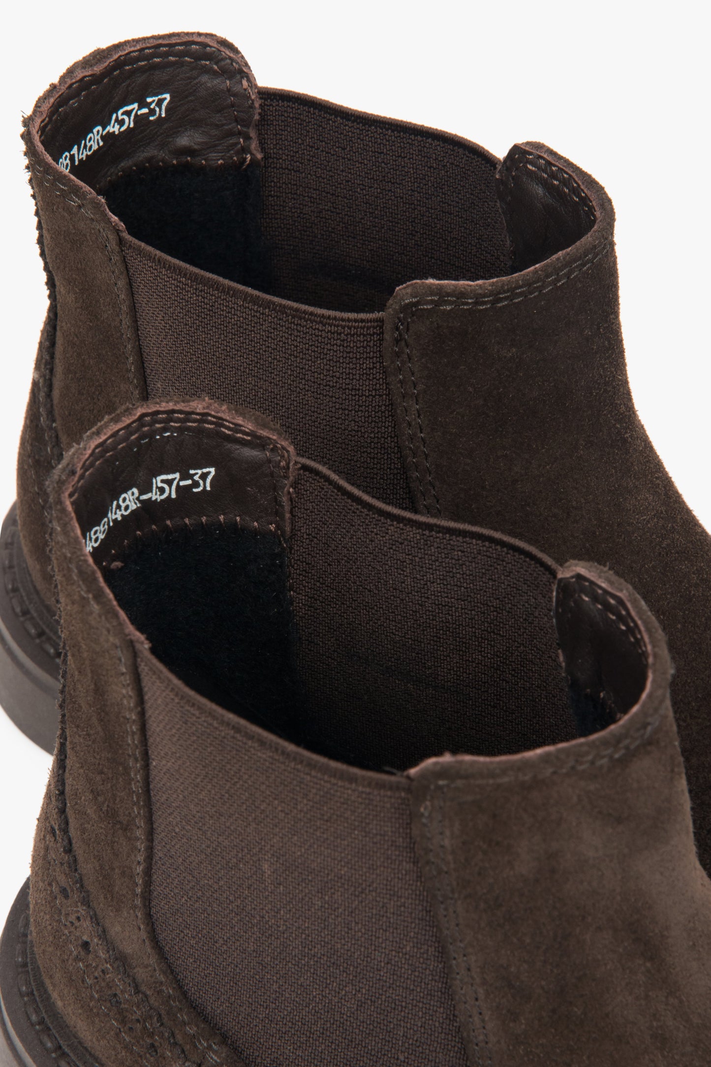 Stylizacja z ciemnobrązowymi sztybletami z weluru, których ozdobna perforacja świetnie komponuje się z wełnianym płaszczem.