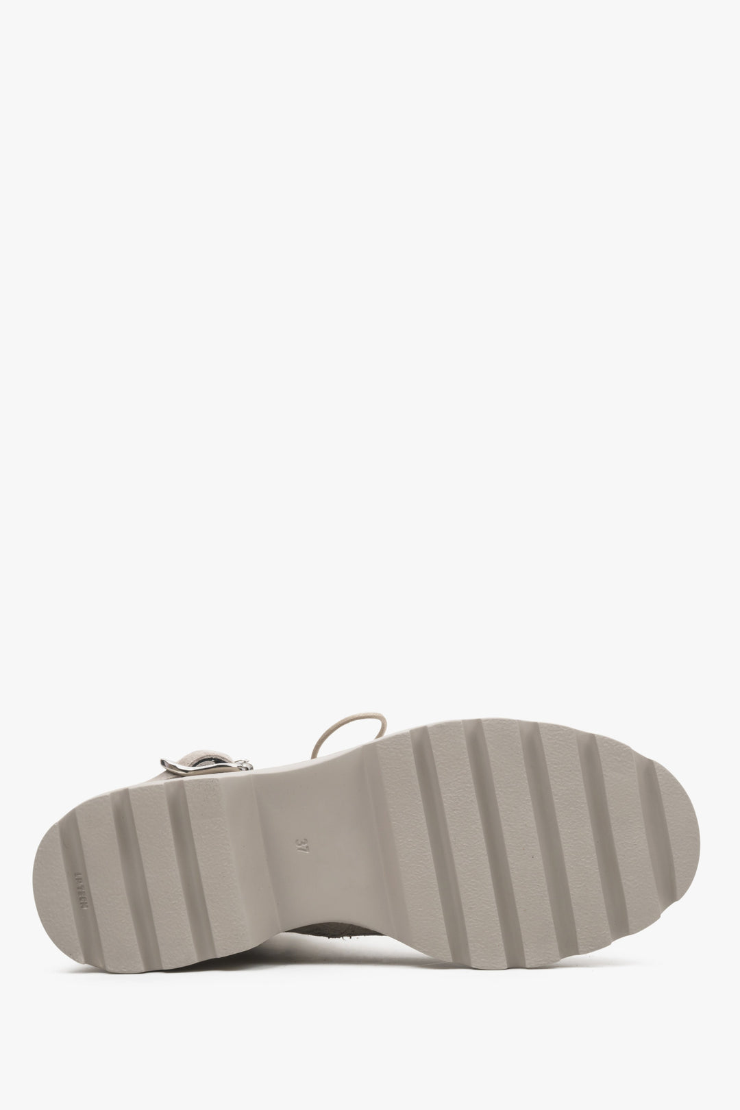 Damskie workery zamszowe w kolorze szarym Estro - zbliżenie na podeszwę buta.