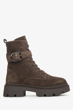 Damskie, wysokie botki Estro na zimę w kolorze ciemnobrązowym z weluru naturalnego ze sprzączką.