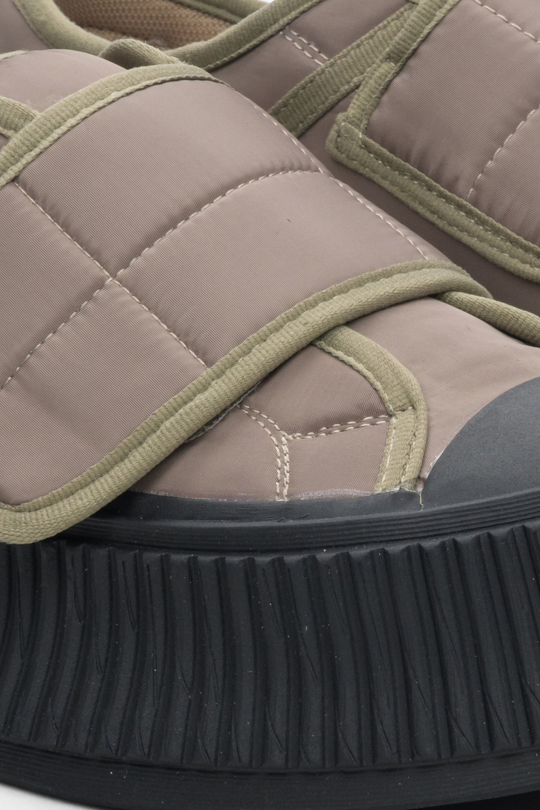 Tekstylne beżowo-czarne trampki damskie na rzep Estro - zbliżenie na detale.