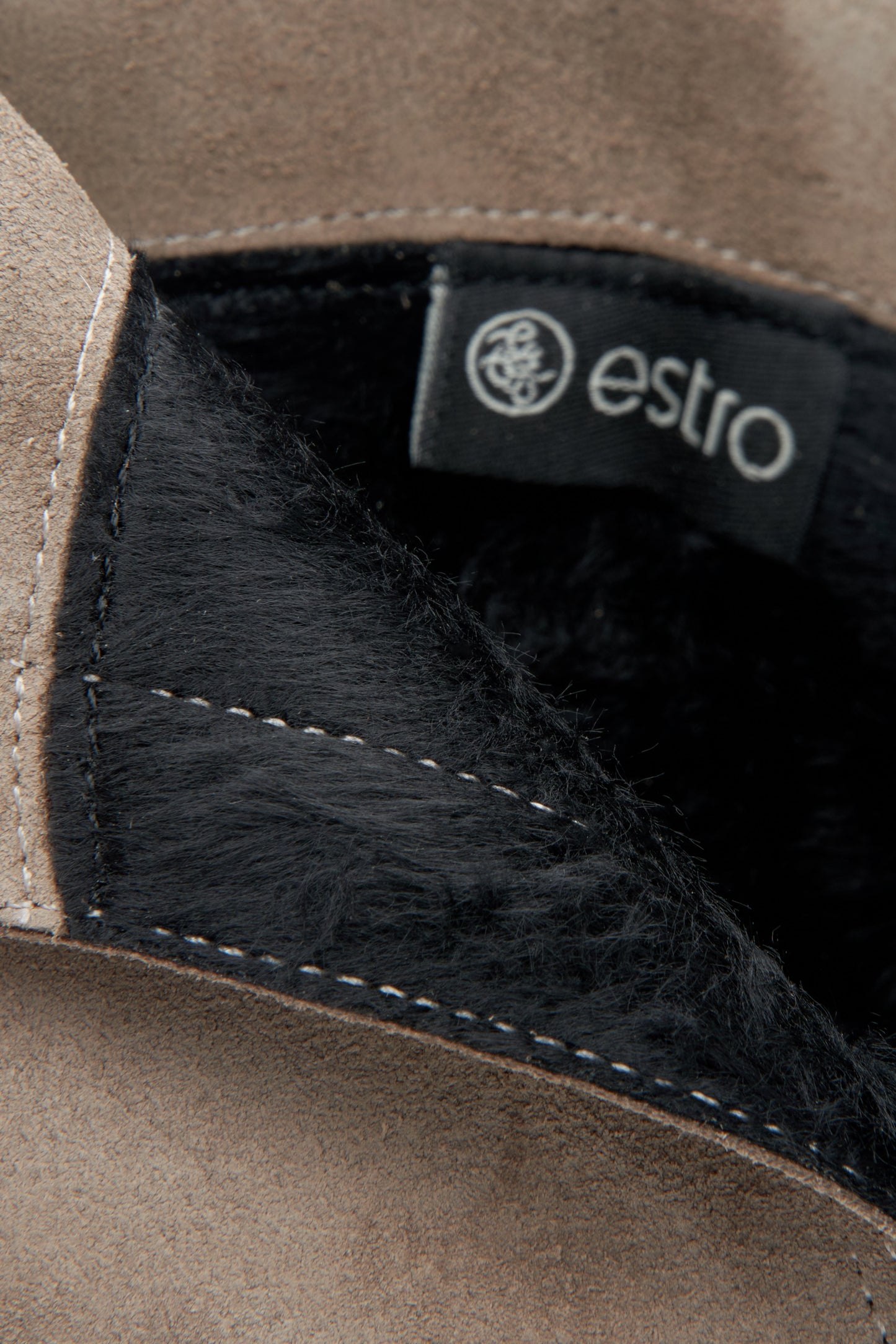 Damskie botki na obcasie w kolorze beżowym z zamszu naturalnego - zbliżenie na detale.