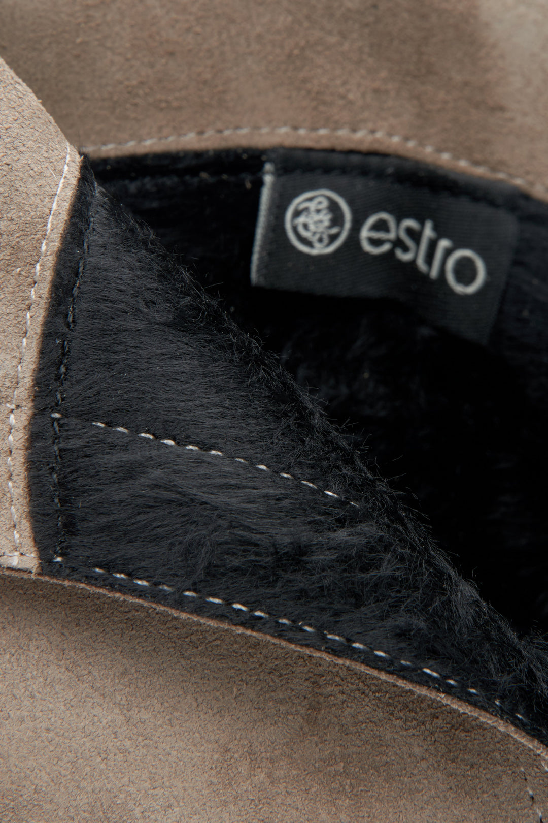 Damskie botki na obcasie w kolorze beżowym z zamszu naturalnego - zbliżenie na detale.