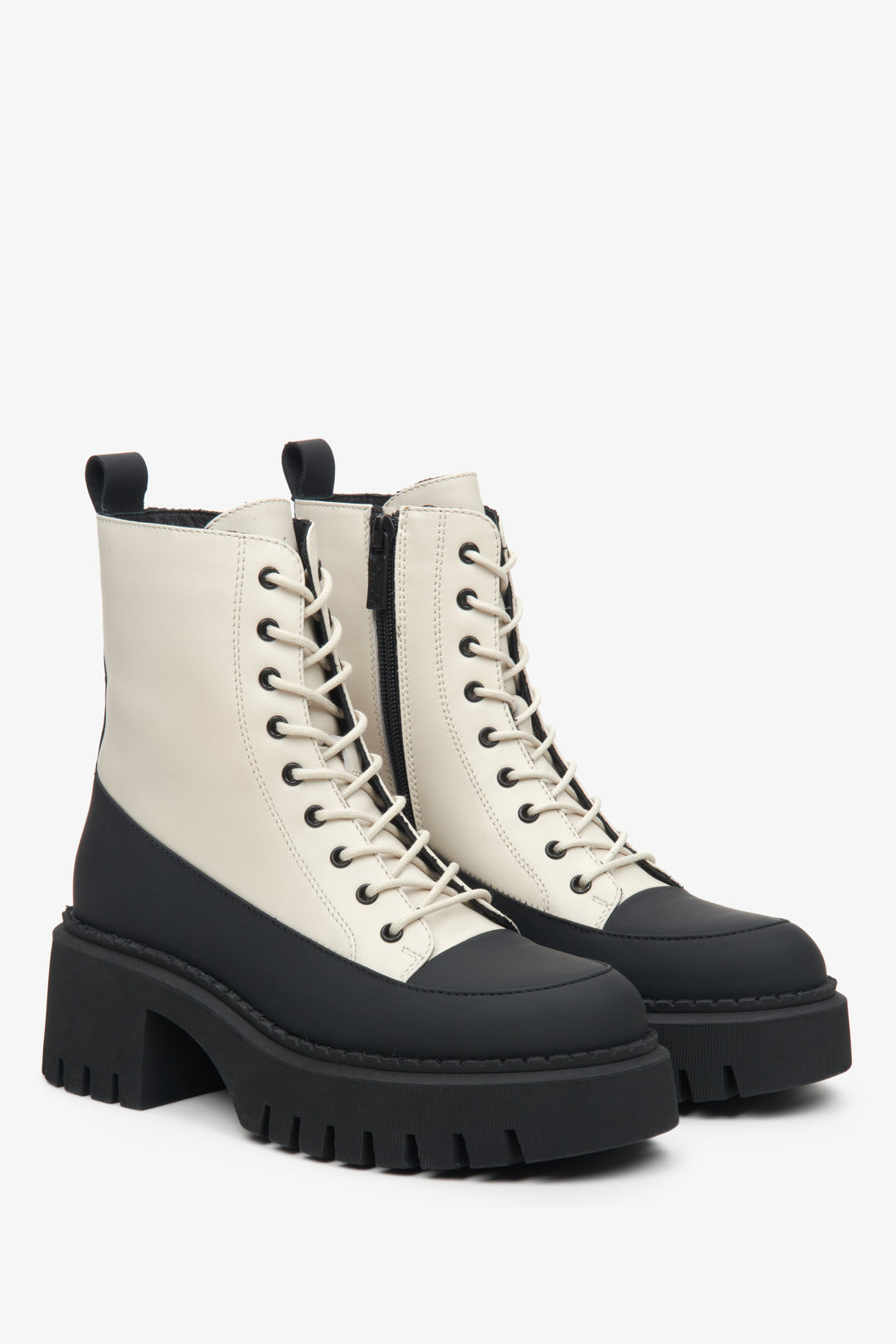 Skórzane, beżowo-czarne botki damskie z ozdobnym sznurowaniem Estro.