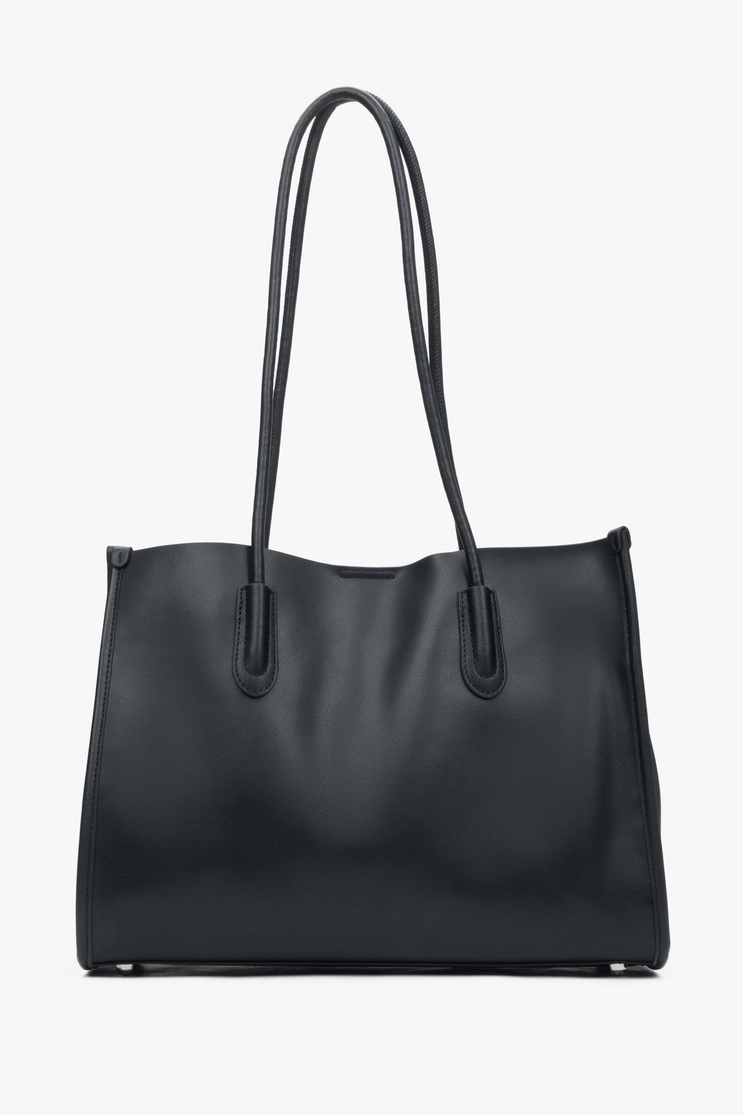 Pojemna czarna shopperka damska Estro, uszyta z wysokiej jakości skóry naturalnej i wyposażona w długie rączki.