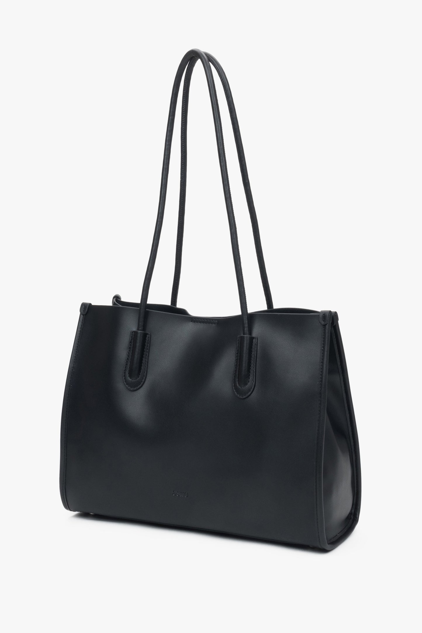 Skórzana shopperka w kolorze czarnym marki Estro, z długimi uchwytami, wygodna do noszenia na ramieniu na co dzień.