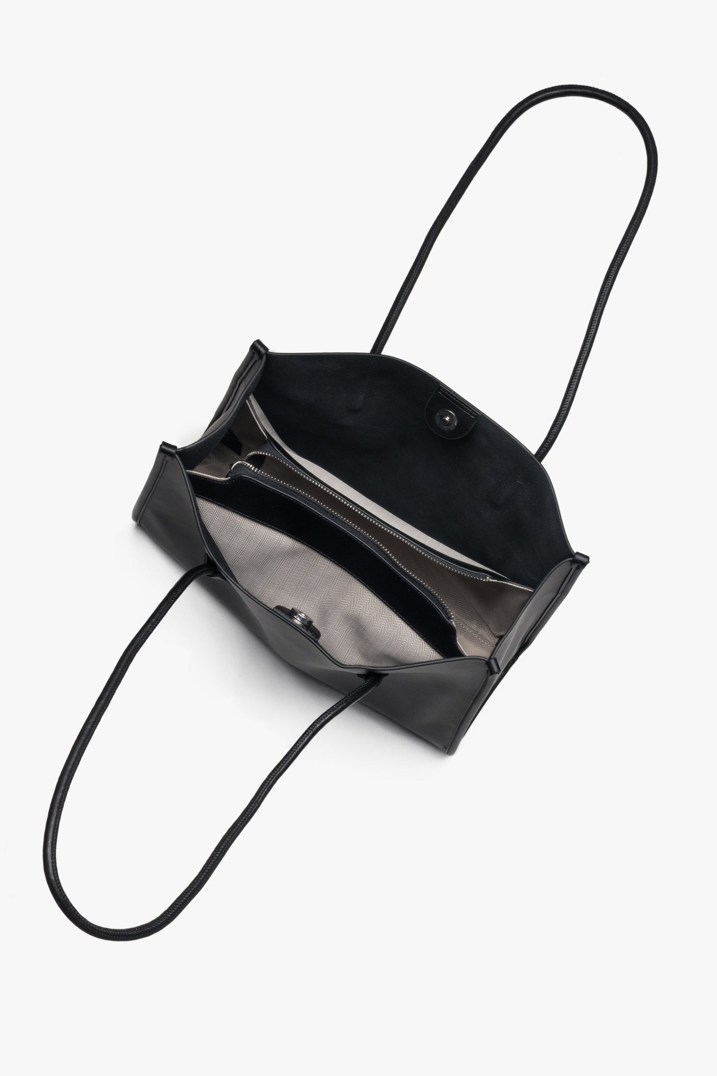 Ponadczasowa czarna shopperka damska Estro z długimi rączkami, wykonana ze skóry naturalnej.