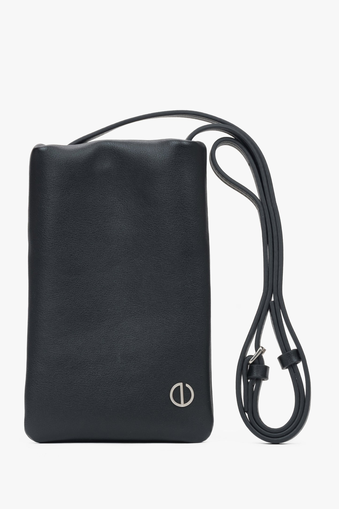 Czarna torebka damska na telefon ze skóry naturalnej Estro ER00116880.