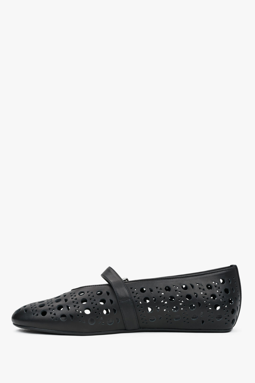 Stylowe czarne baleriny damskie Estro, uszyte z ażurowej skóry naturalnej, zapewniające przewiewność i komfort w letnie dni.