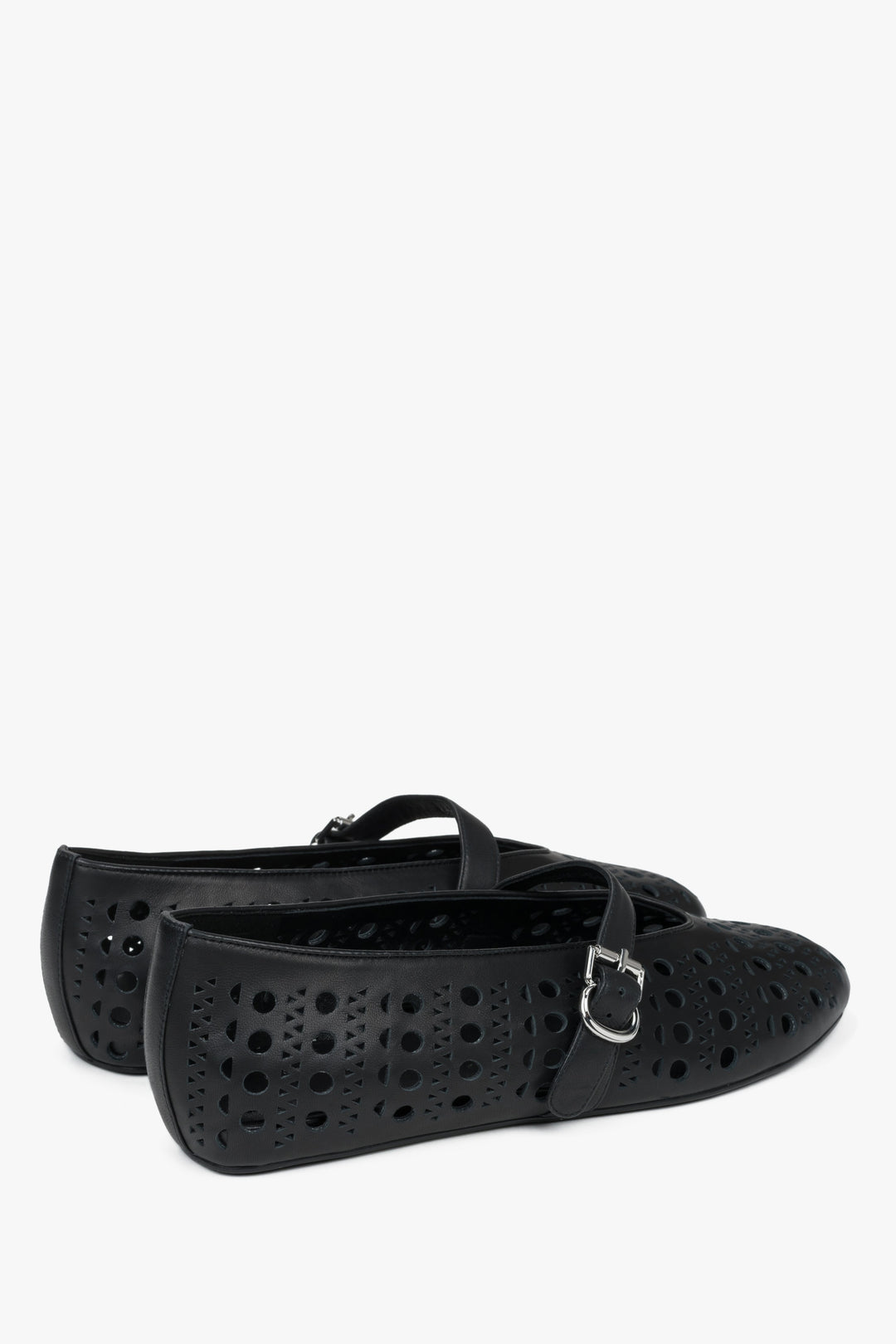 Delikatne czarne baleriny damskie Estro, wykonane z ażurowej skóry naturalnej.