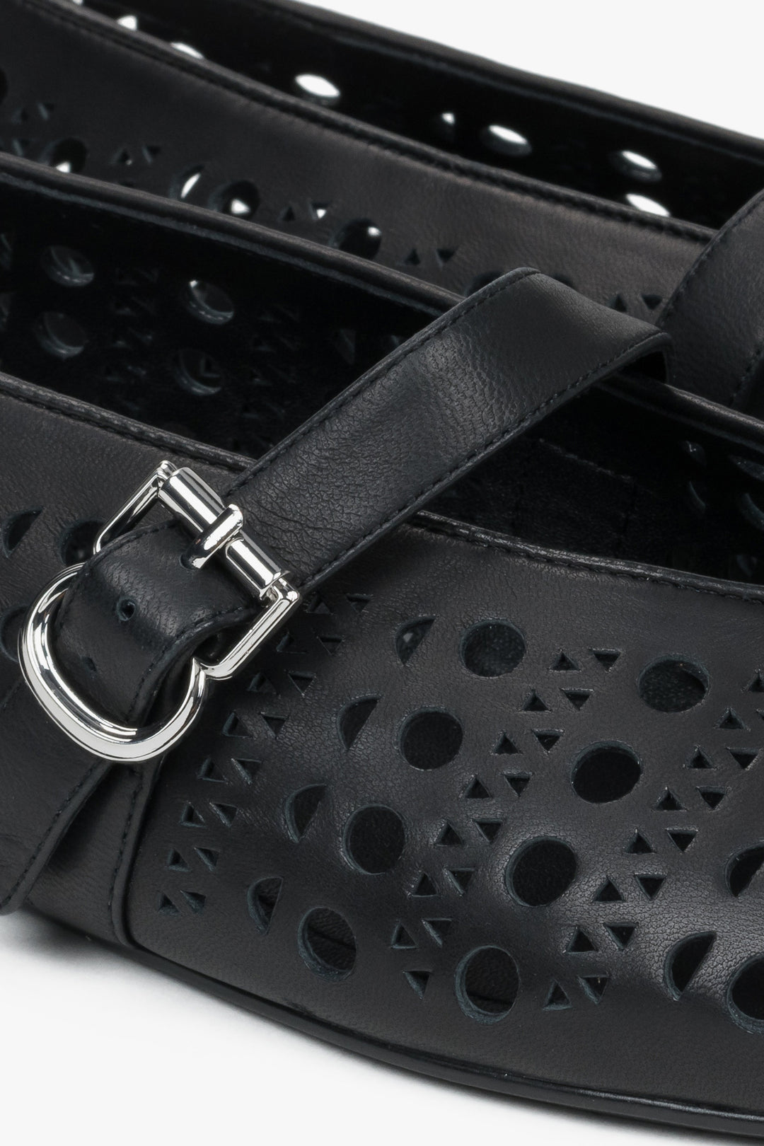 Czarne ażurowe baleriny damskie ze skóry naturalnej od Estro - detale.