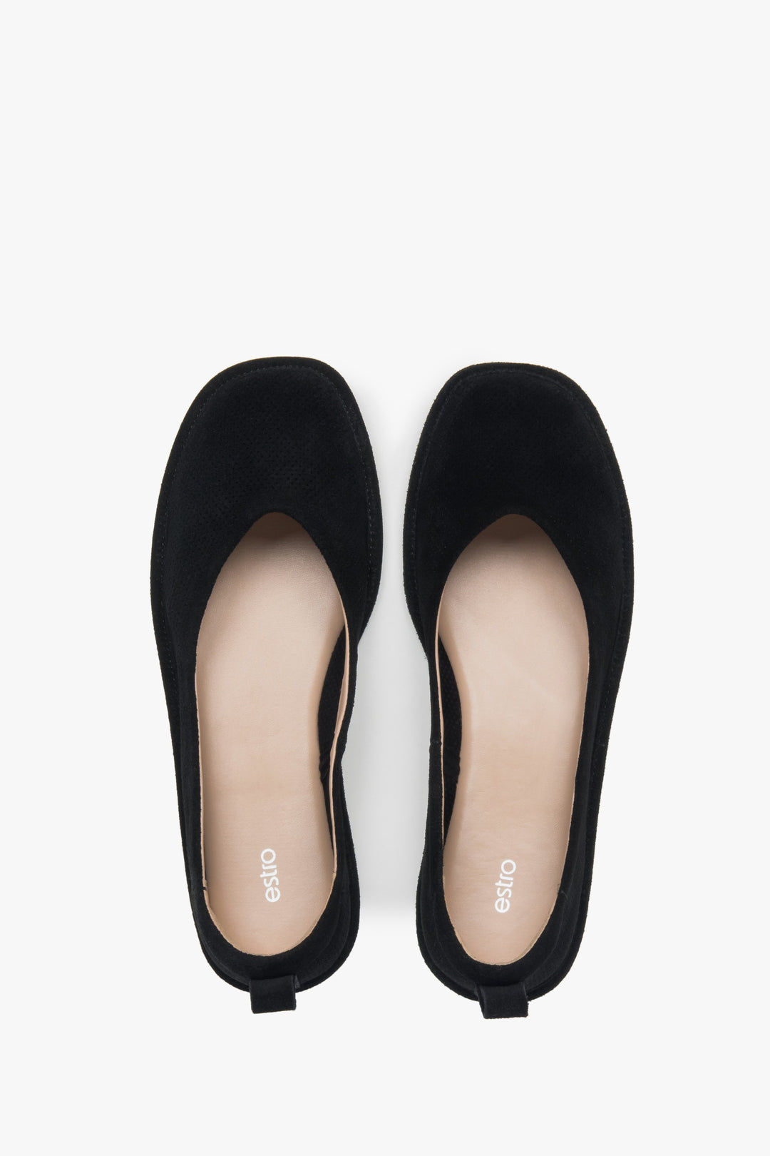 Miękkie, perforowane baleriny damskie w kolorze czarnym z naturalnego weluru od Estro.