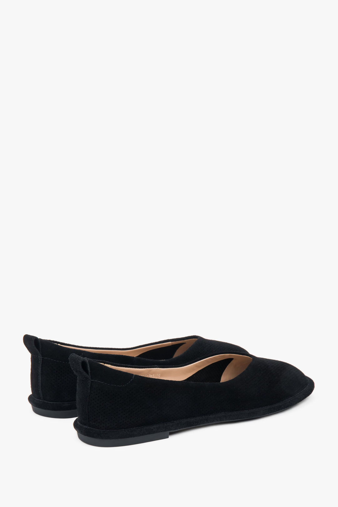 Estro prezentuje czarne damskie baleriny z naturalnego, perforowanego weluru.