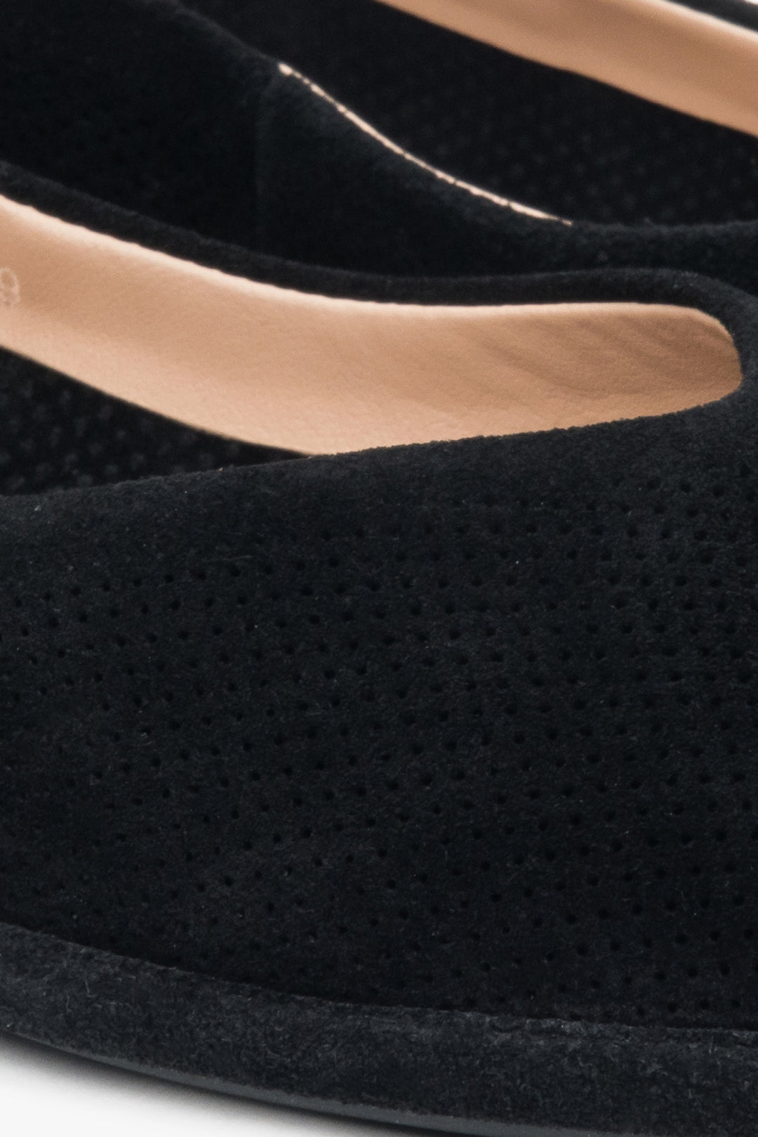 Czarne baleriny damskie z perforowanego weluru naturalnego sygnowane przez Estro. - zbliżenie na detale.