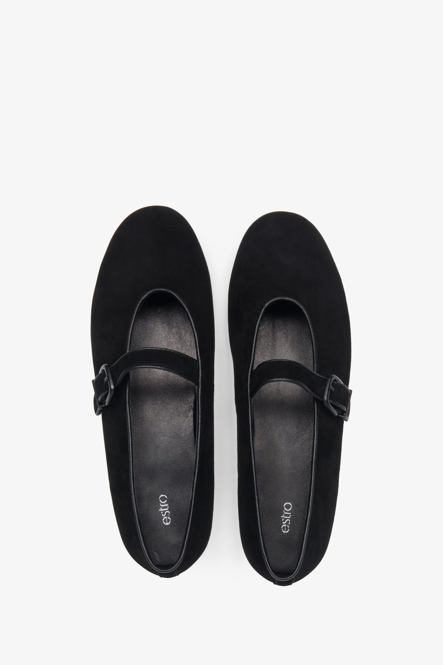 Komfortowe czarne baleriny damskie Estro z weluru naturalnego, charakteryzujące się miękkością i ozdobną sprzączką.