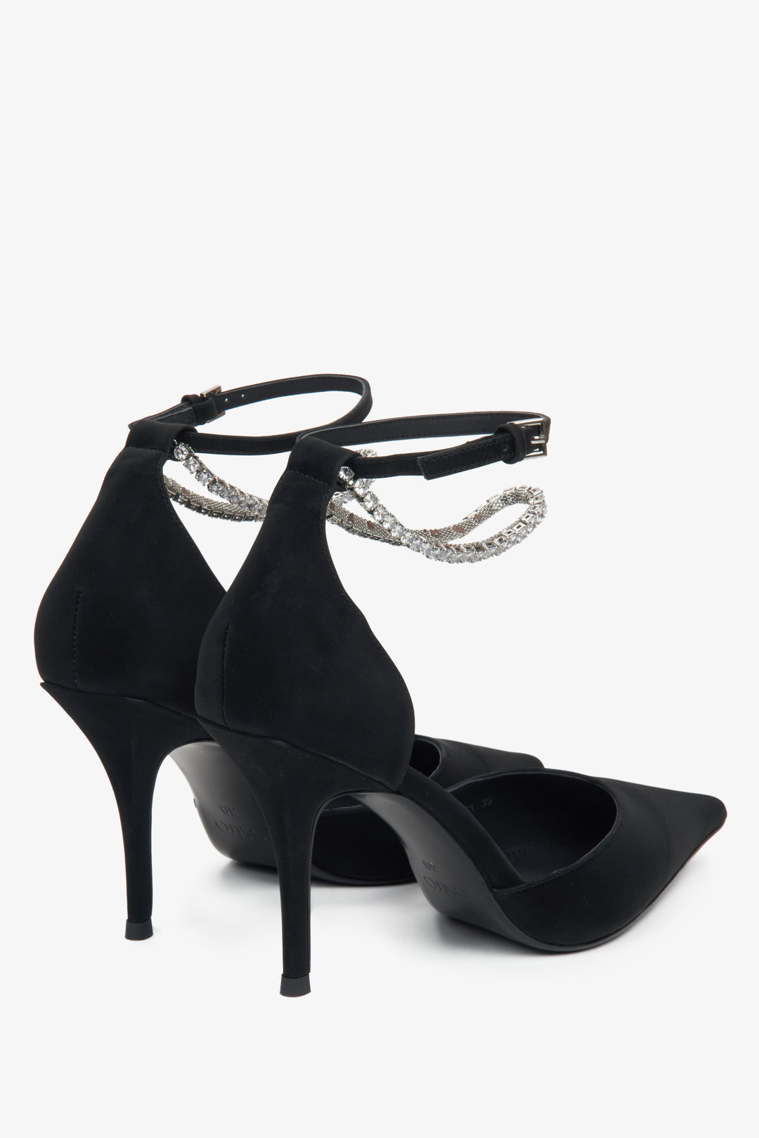 Damskie czółenka w szpic z błyszczącymi kryształkami i fakturowaną skórą - zbliżenie na zapiętek.