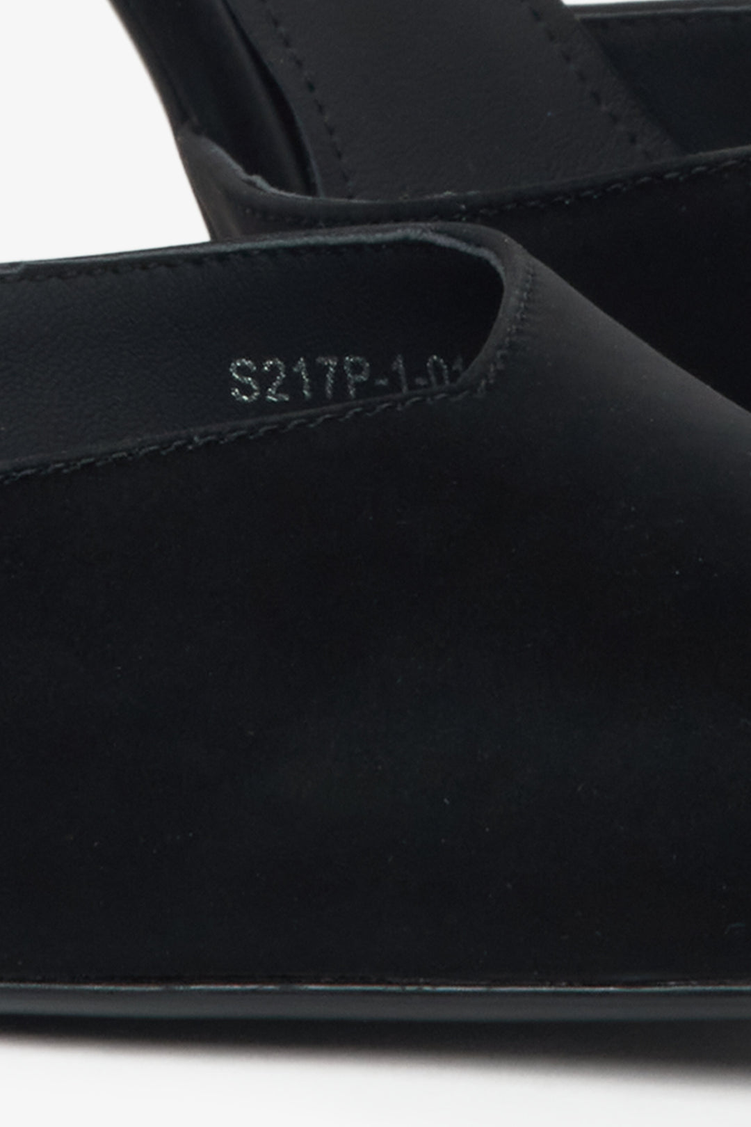 Czarne czółenka na obcasie Estro z kryształkami i teksturowanym wykończeniem - zbliżenie na detale.