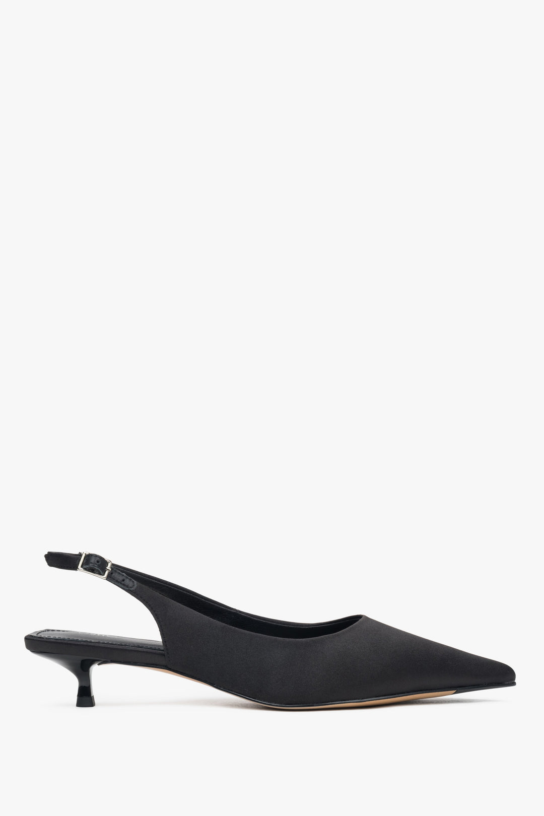 Eleganckie czarne czółenka damskie Estro, wykonane z miękkich tekstyliów, o fasonie slingback i z komfortowym, niskim obcasem.