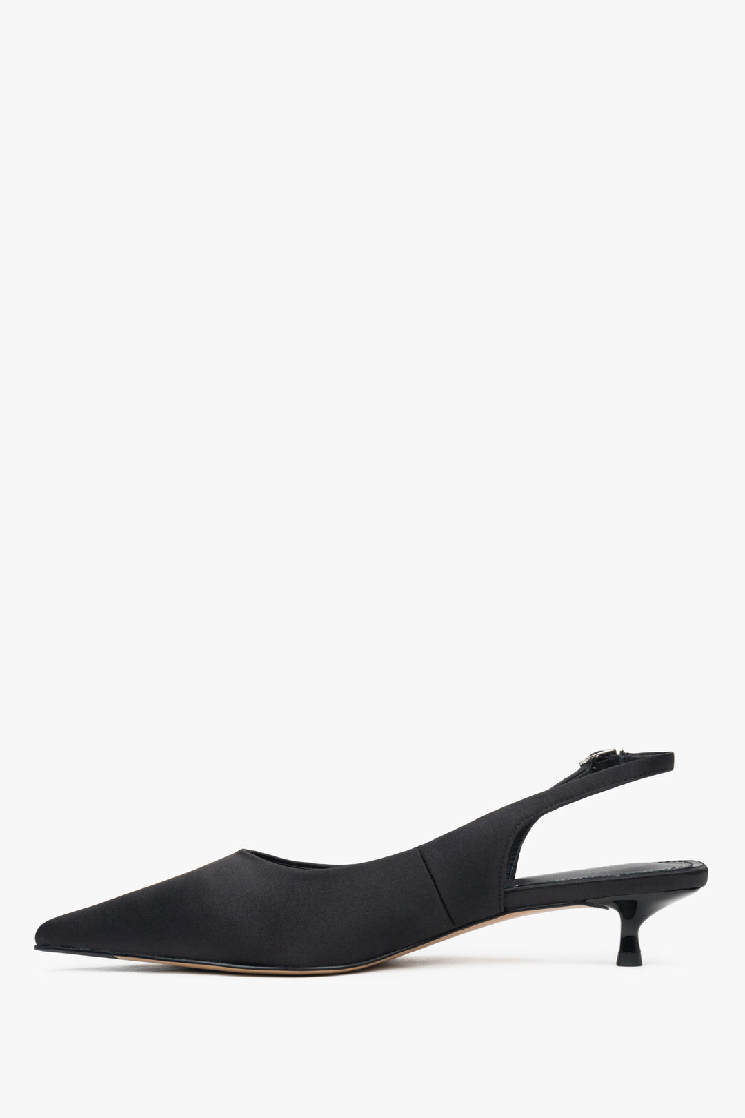 Komfortowe czarne czółenka damskie Estro z miękkich tekstyliów, o fasonie slingback i na niskim obcasie.