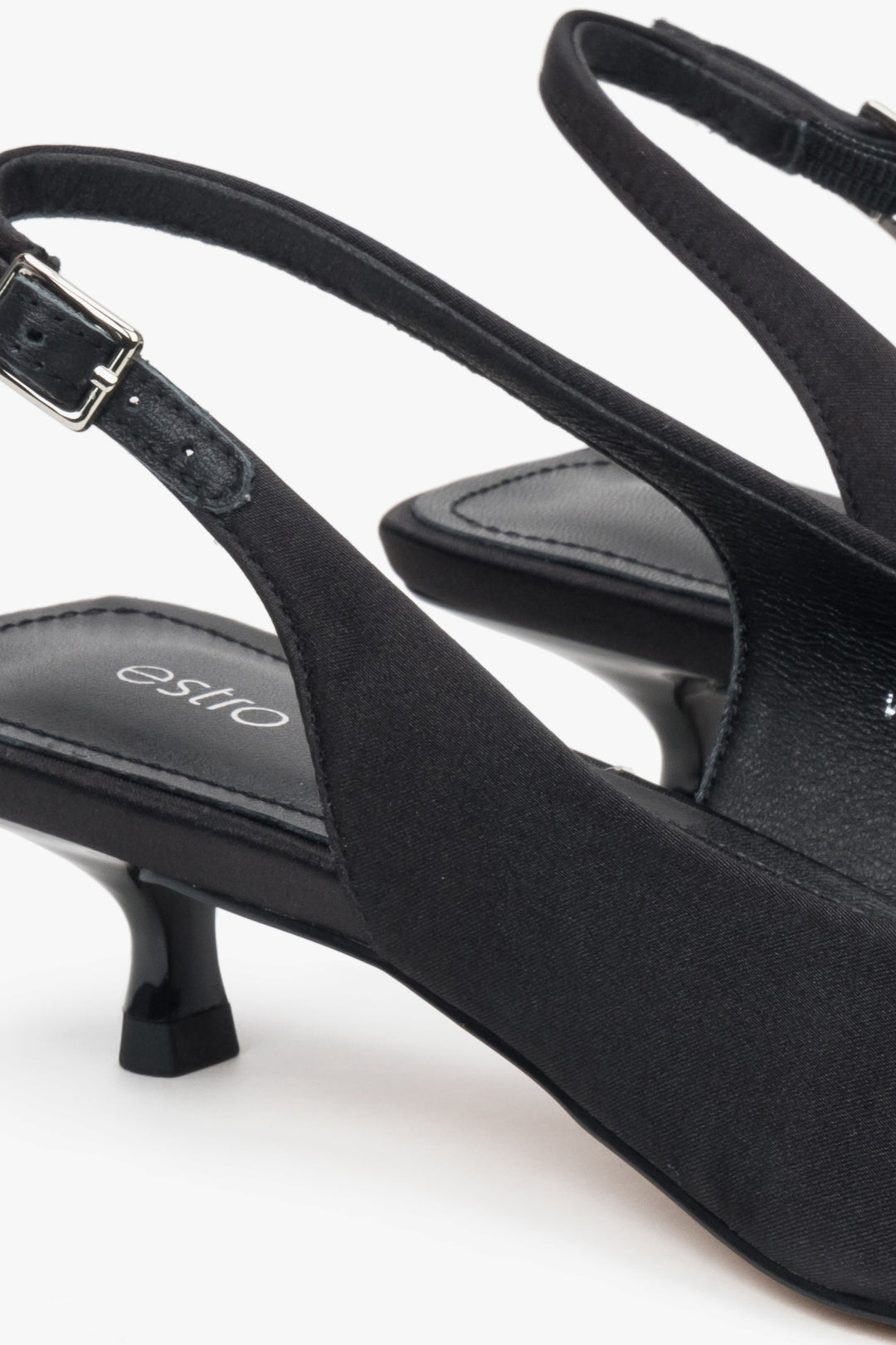 Czółenka damskie Estro w kolorze czarnym, wykonane z miękkich tekstyliów, o fasonie slingback i na niskim obcasie.