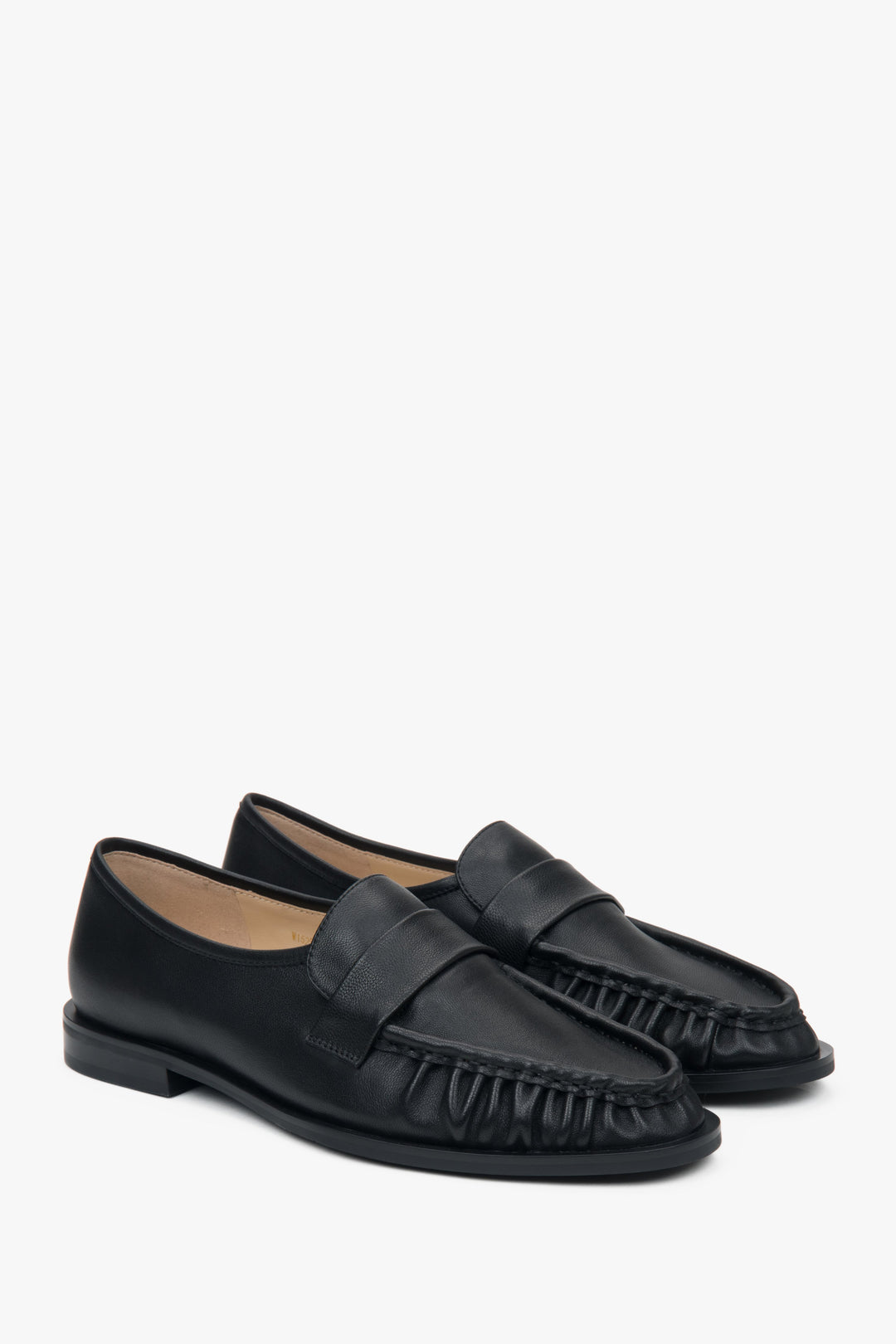 Eleganckie czarne loafersy damskie Estro, wykonane ze skóry naturalnej, zdobione subtelnym marszczeniem.