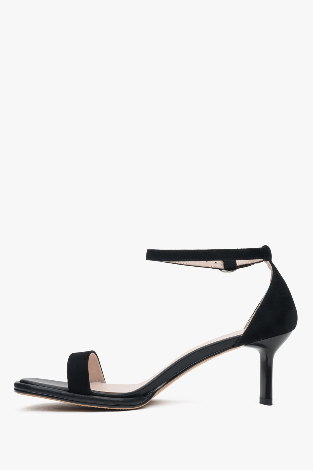 Stylowe czarne sandałki damskie Estro, uszyte z wysokiej jakości skóry naturalnej, posiadające wygodny obcas.