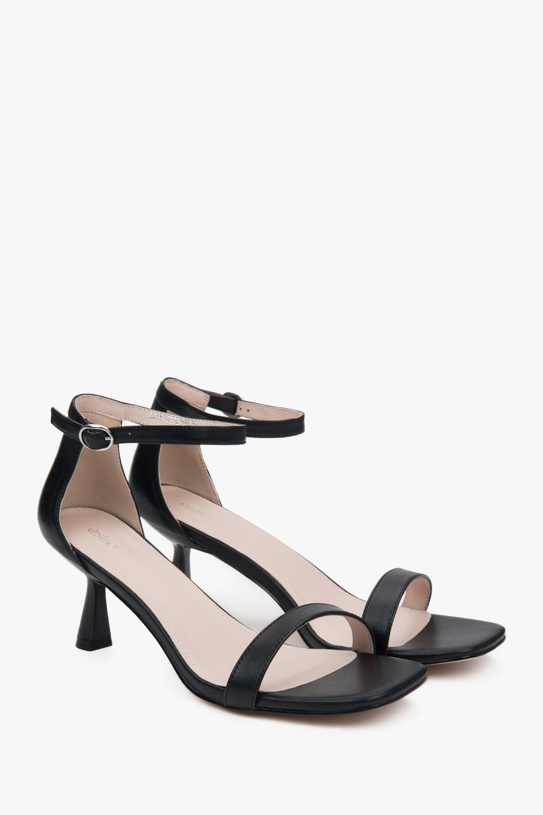 Czarne sandałki damskie Estro, wykonane ze skóry naturalnej, osadzone na stylowym i wygodnym obcasie kielichowym.