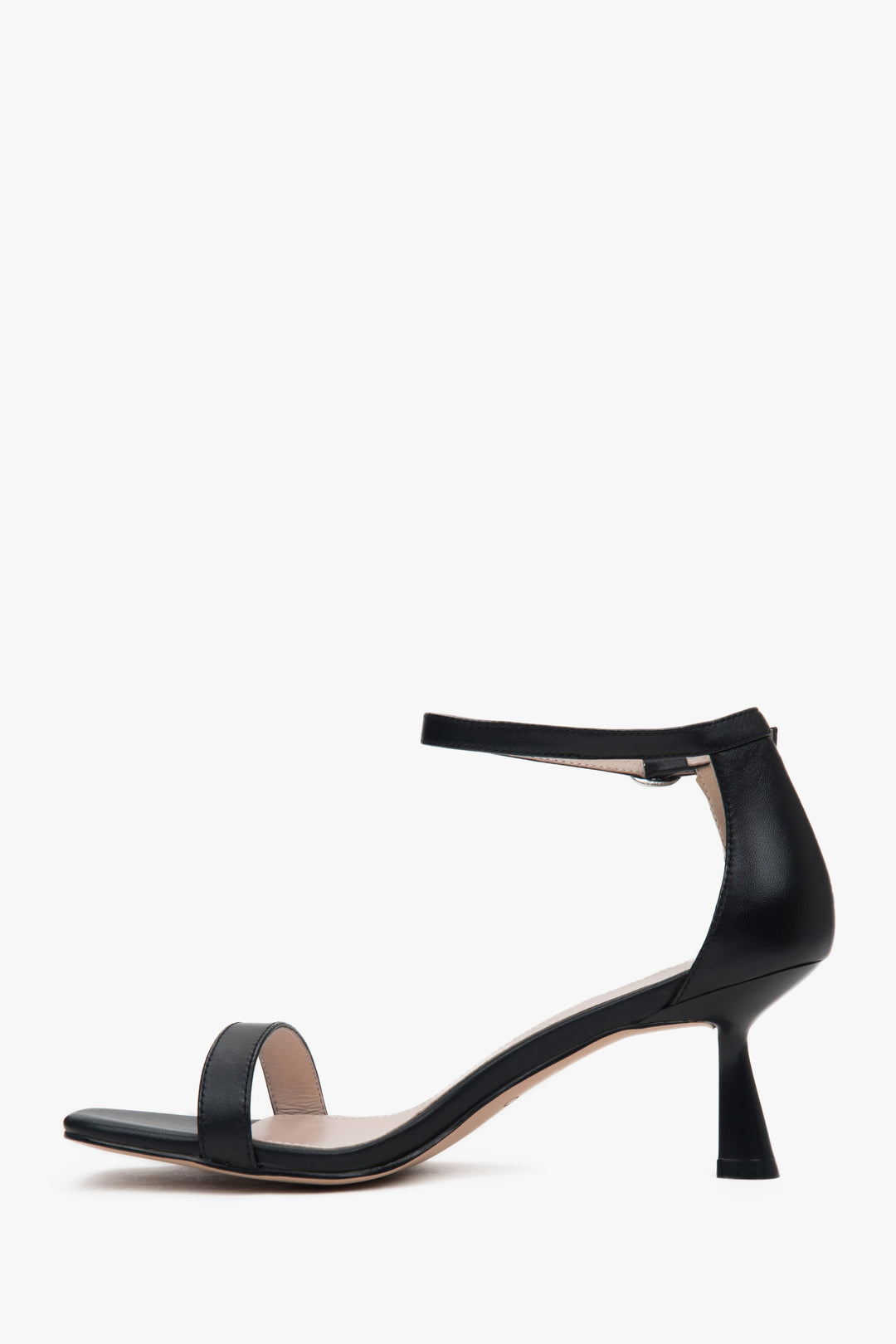 Stylowe czarne sandałki damskie Estro, uszyte z wysokiej jakości skóry naturalnej, posiadające unikalny obcas kielichowy, zapewniający komfort noszenia.