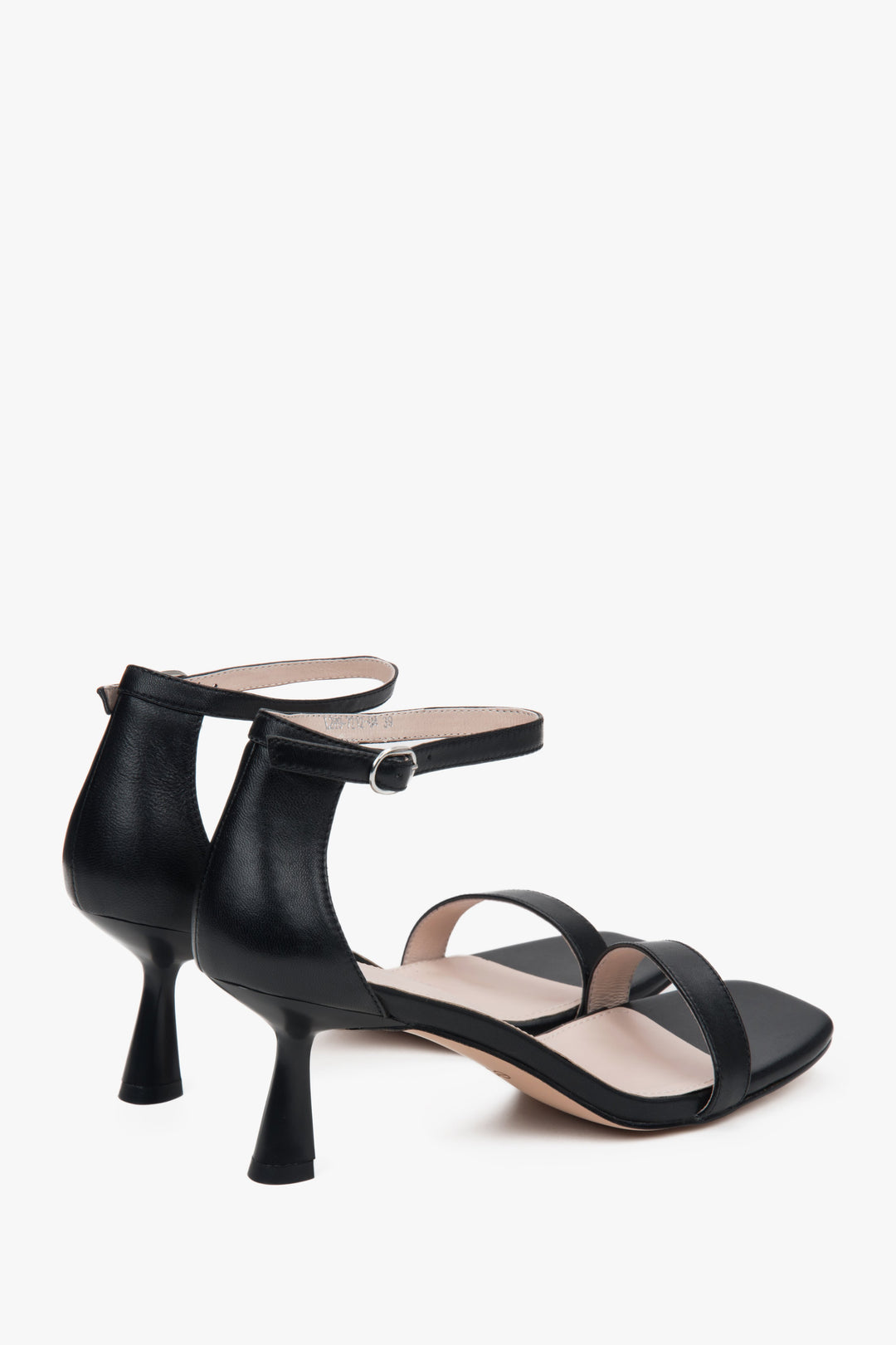 Klasyczne czarne sandałki damskie Estro, wykonane ze skóry naturalnej i osadzone na eleganckim obcasie kielichowym - połączenie wygody i szyku.