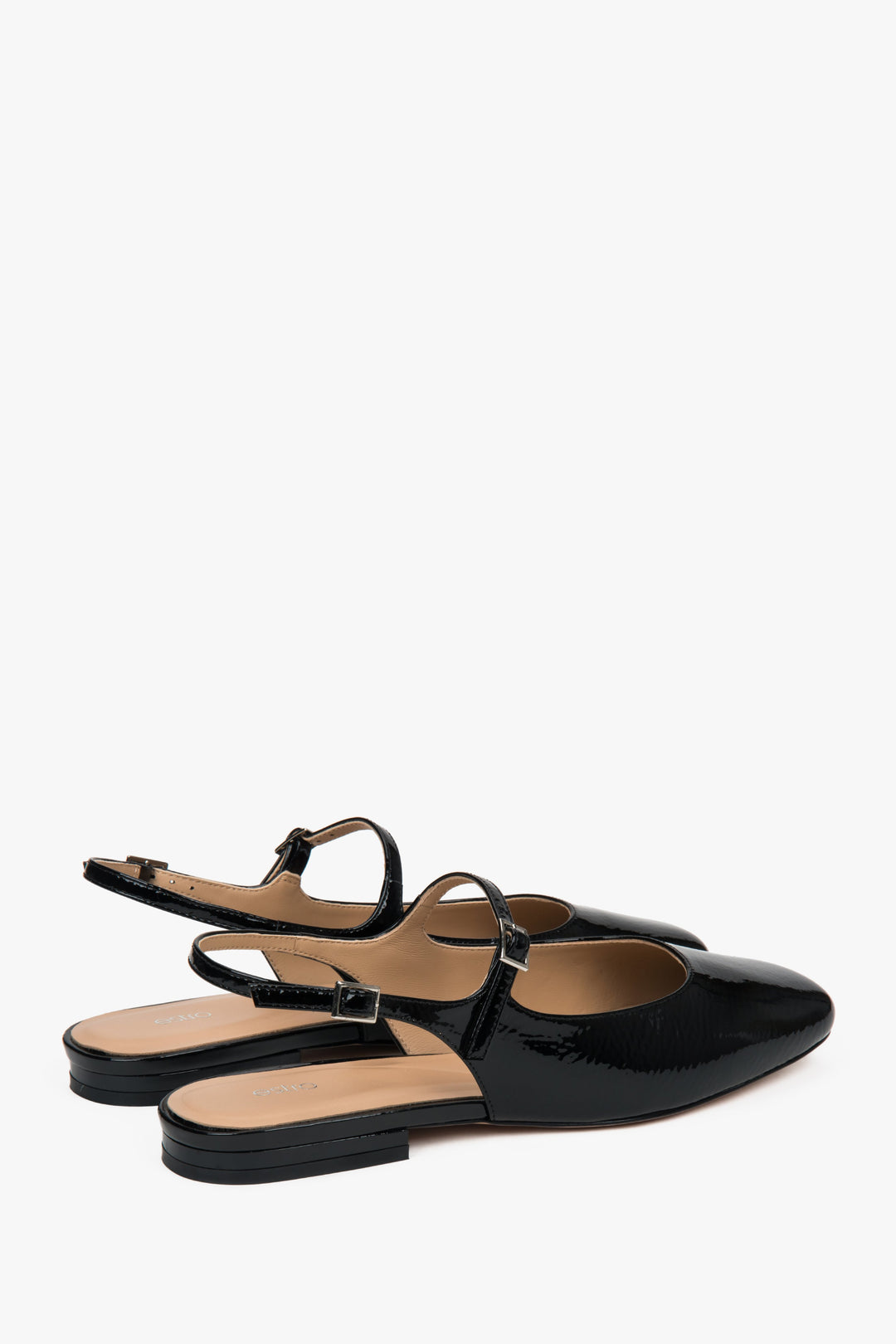 Uniwersalne czarne sandały damskie Estro, o fasonie slingback.