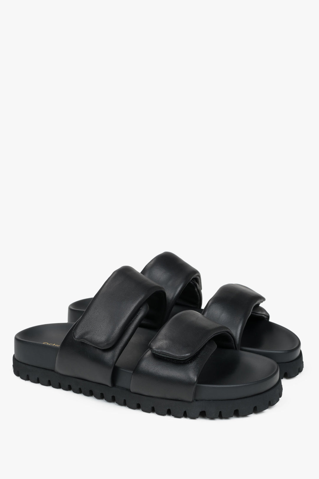 Komfortowe czarne klapki damskie Estro, wykonane ze skóry naturalnej i wyposażone w miękkie paski dla wygody.