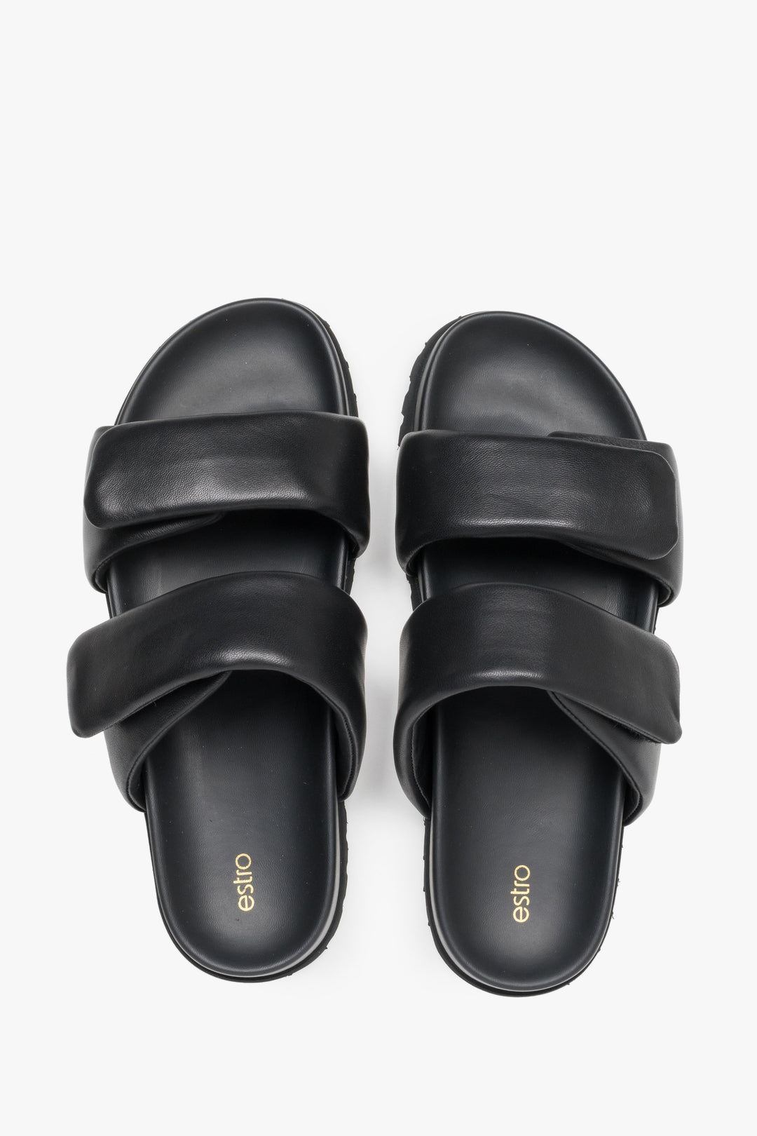 Stylowe czarne klapki damskie Estro, uszyte z wysokiej jakości skóry naturalnej i posiadające miękkie, delikatne paski.