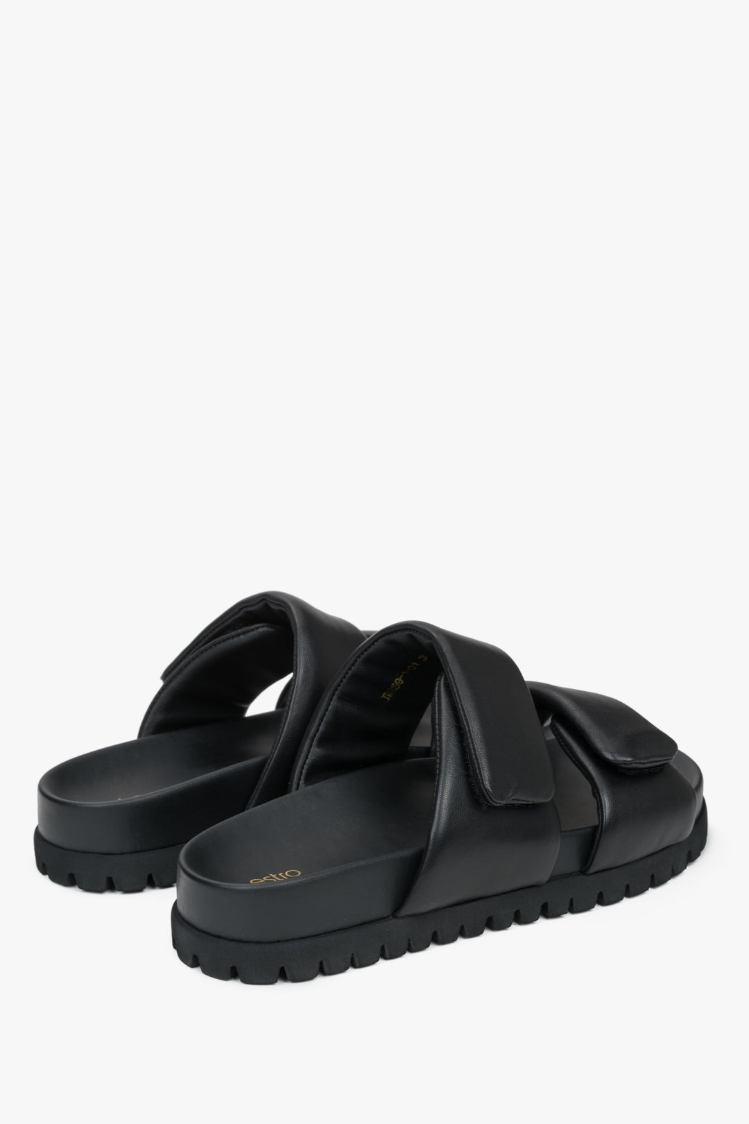 Czarne klapki ze skóry naturalnej marki Estro, idealne na lato, z miękkimi paskami zapewniającymi wygodę przez cały dzień.