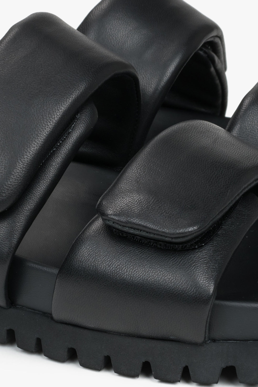 Czarne skórzane klapki damskie Estro - połączenie naturalnej skóry i miękkich pasków - zbliżenie na detale.