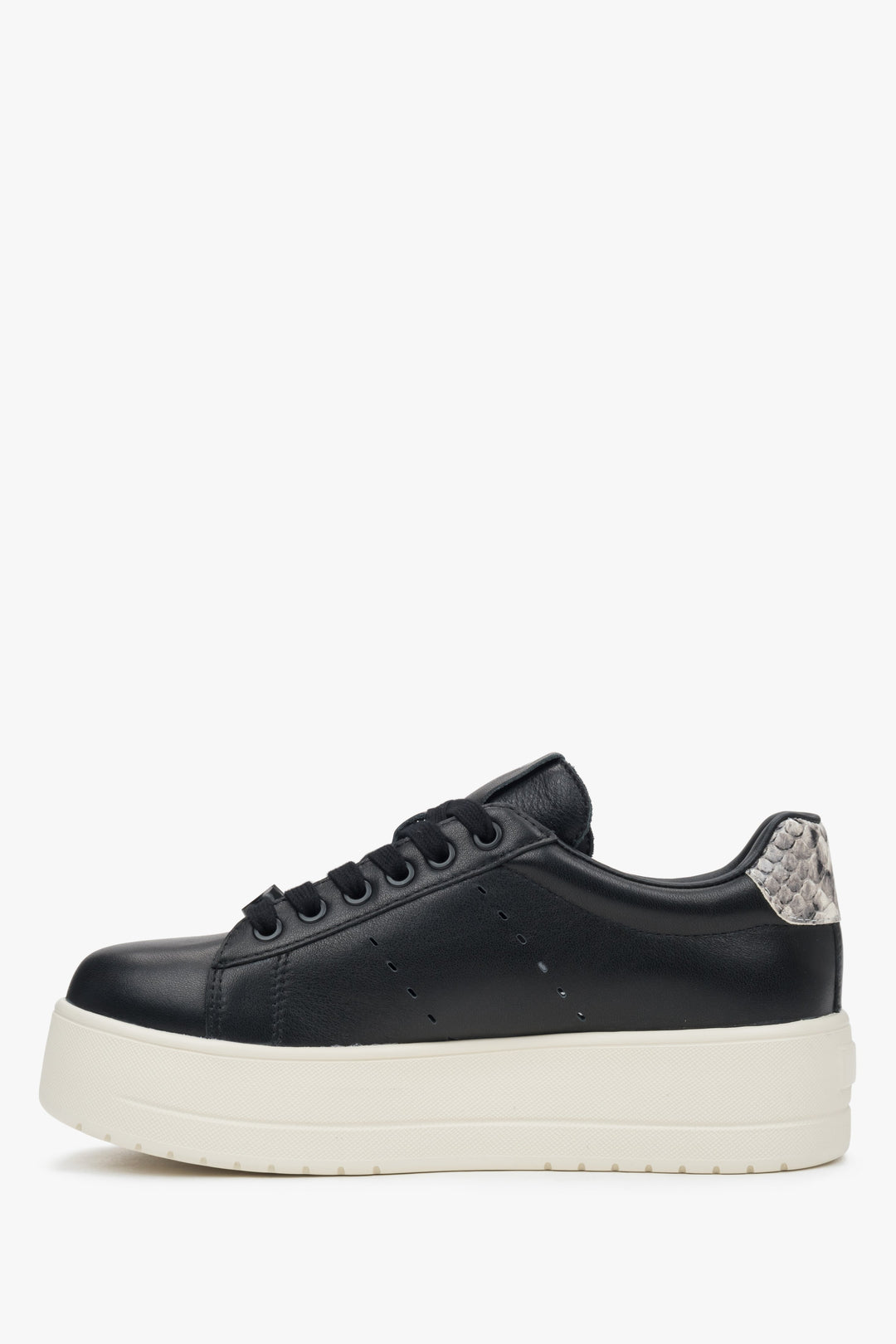 Eleganckie czarne sneakersy damskie Estro, uszyte ze skóry naturalnej i posiadające wygodną, wysoką platformę.