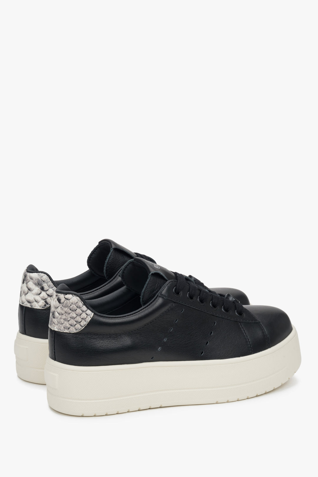 Nowoczesne czarne sneakersy damskie Estro, wykonane ze skóry naturalnej, z wysoką platformą.