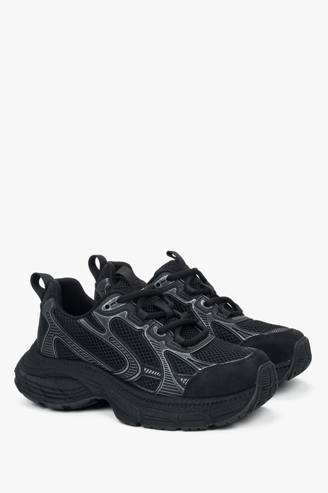 Czarne sportowe sneakersy damskie ES8, wykonane z połączenia ekoskóry i przewiewnej siateczki.