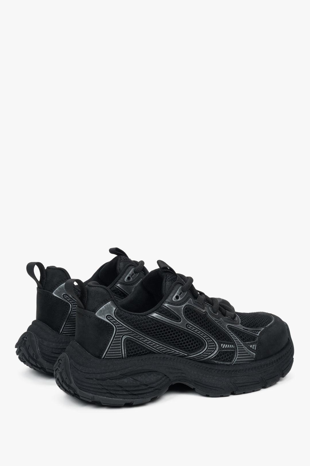 Komfortowe czarne sneakersy damskie ES8, wykonane z ekoskóry i siateczki.