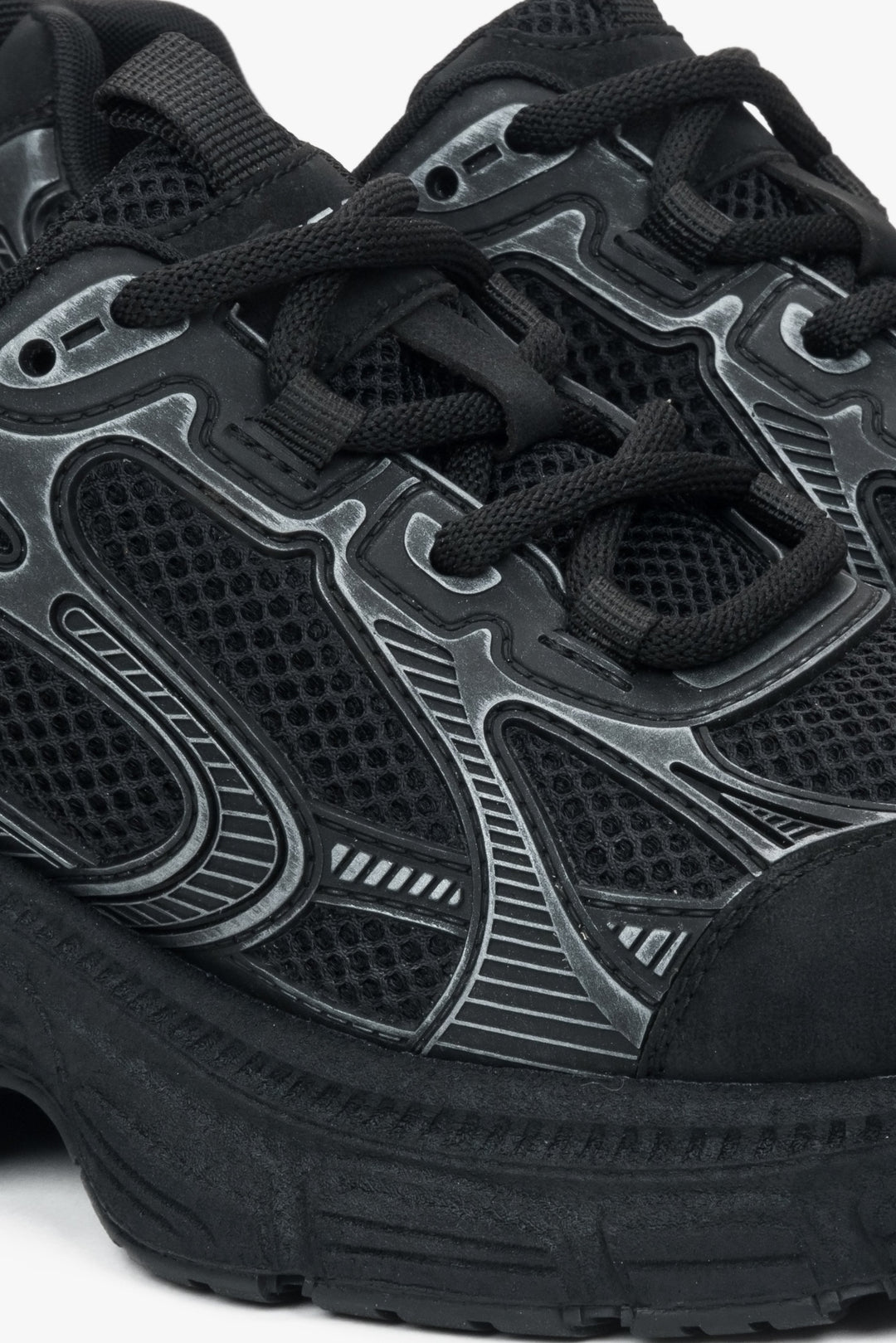 Czarne sportowe sneakersy damskie ES8 z ekoskóry i siateczki - zbliżenie na detale.