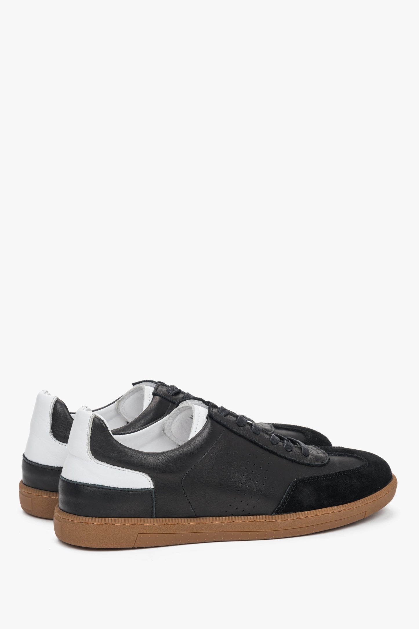 Męskie trampki Estro w kolorze czarnym ze skóry i weluru.