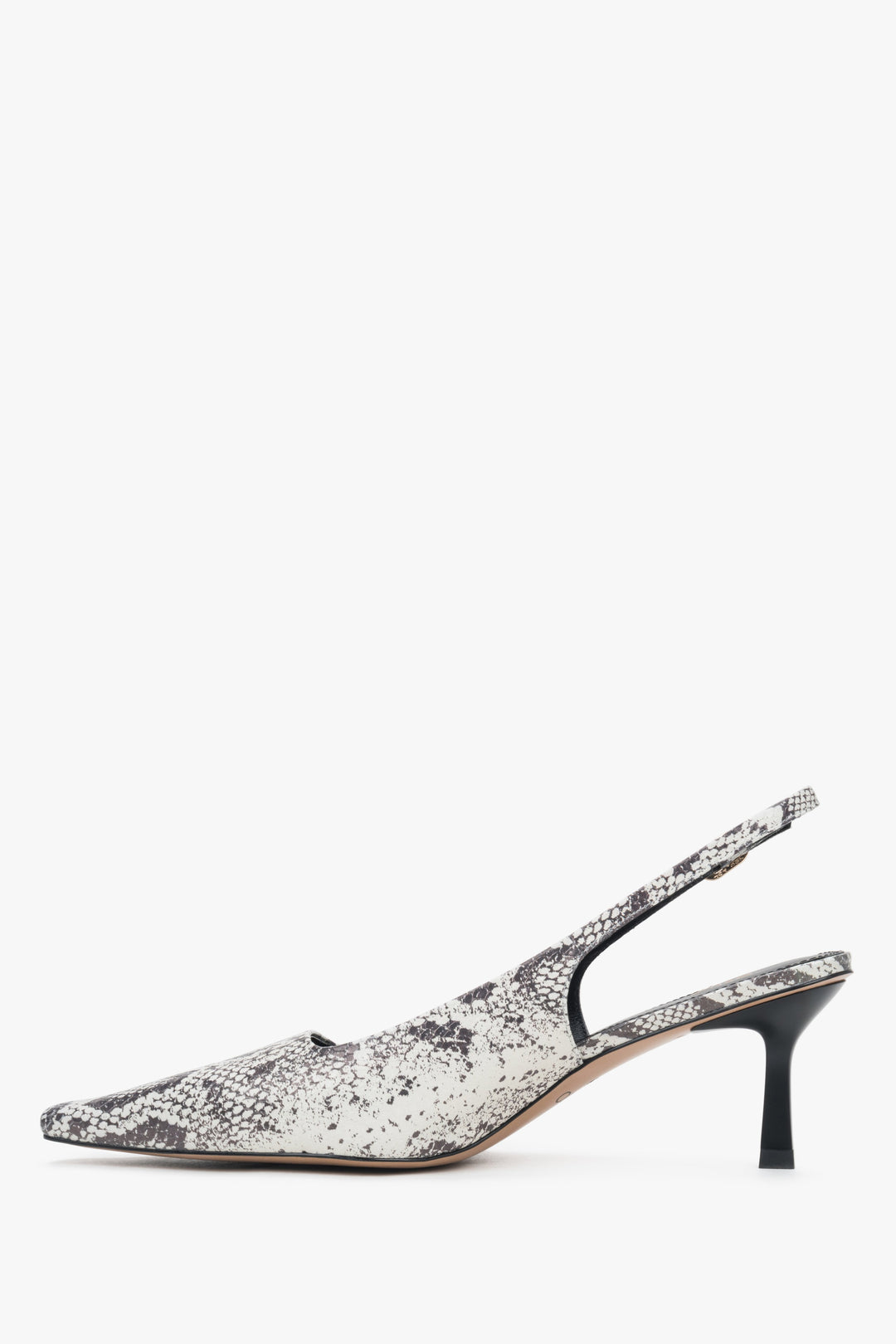 Skórzane czółenka damskie ze zwierzęcym wzorem na niskim obcasie typu slingback marki Estro.
