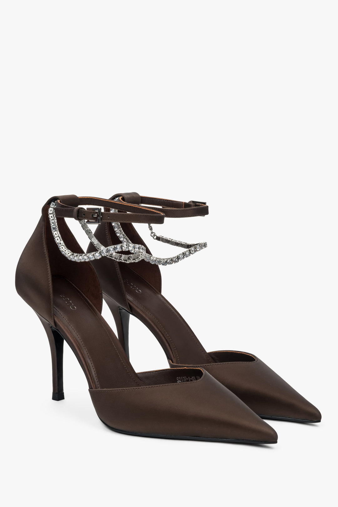 Ciemnobrązowe czółenka damskie Estro, o szykownym fasonie slingback, na smukłym, wysokim obcasie.