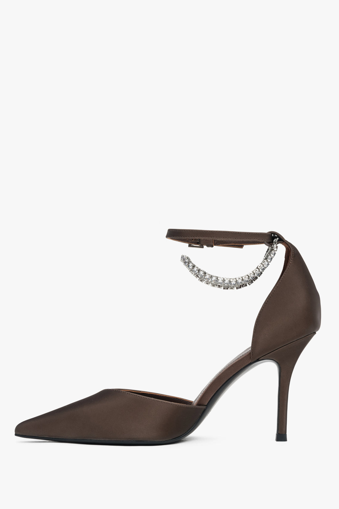 Stylowe czółenka damskie Estro w głębokim odcieniu brązu, typu slingback - profil buta.