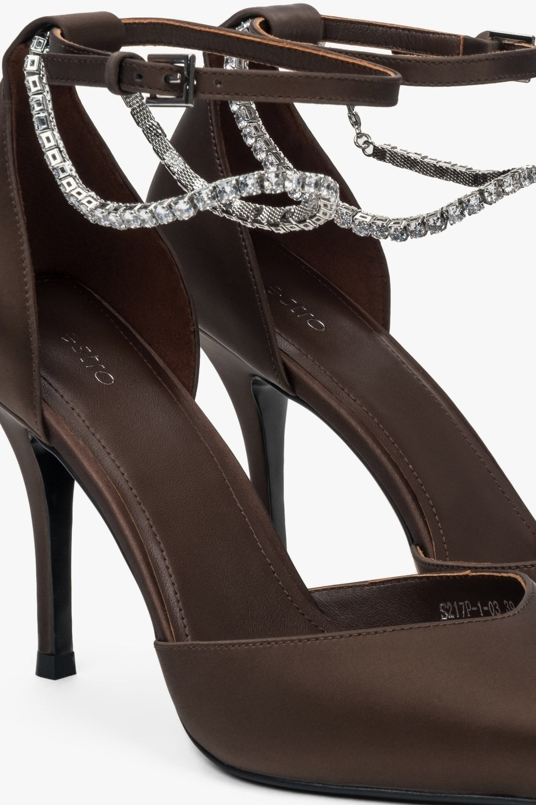 Ciemnobrązowe czółenka typu slingback na wysokim obcasie od Estro.