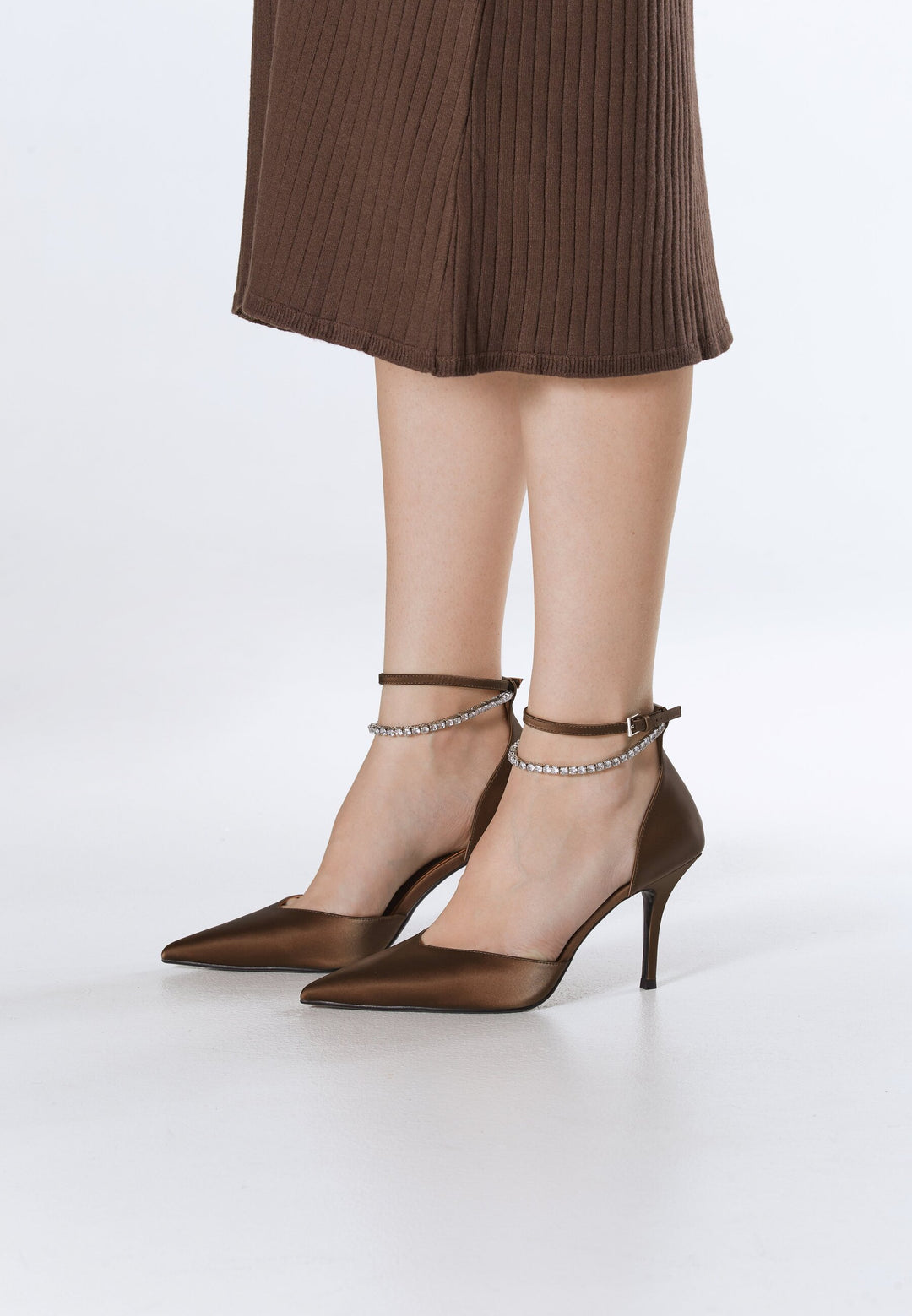 Ciemnobrązowe czółenka typu slingback na wysokim obcasie od Estro – prezentacja na nodze.