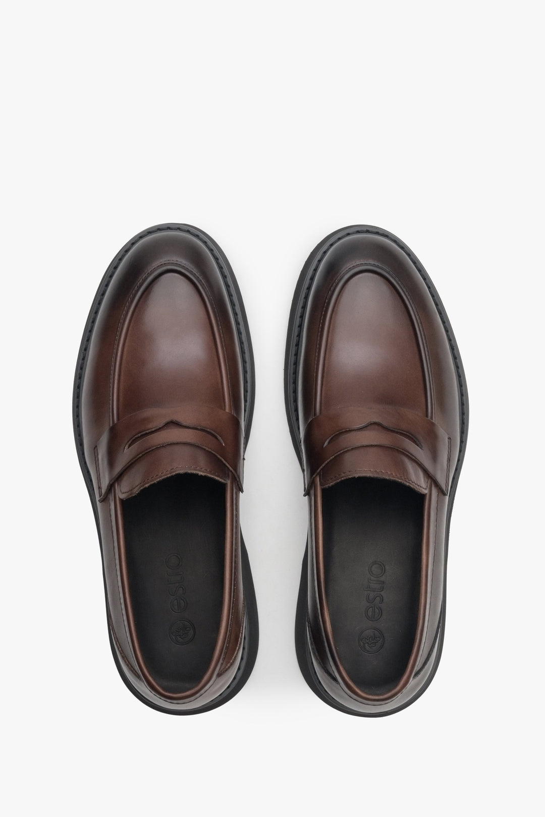 Mokasyny męskie ze skóry naturalnej Estro w kolorze ciemnobrązowym - prezentacja modelu z góry.