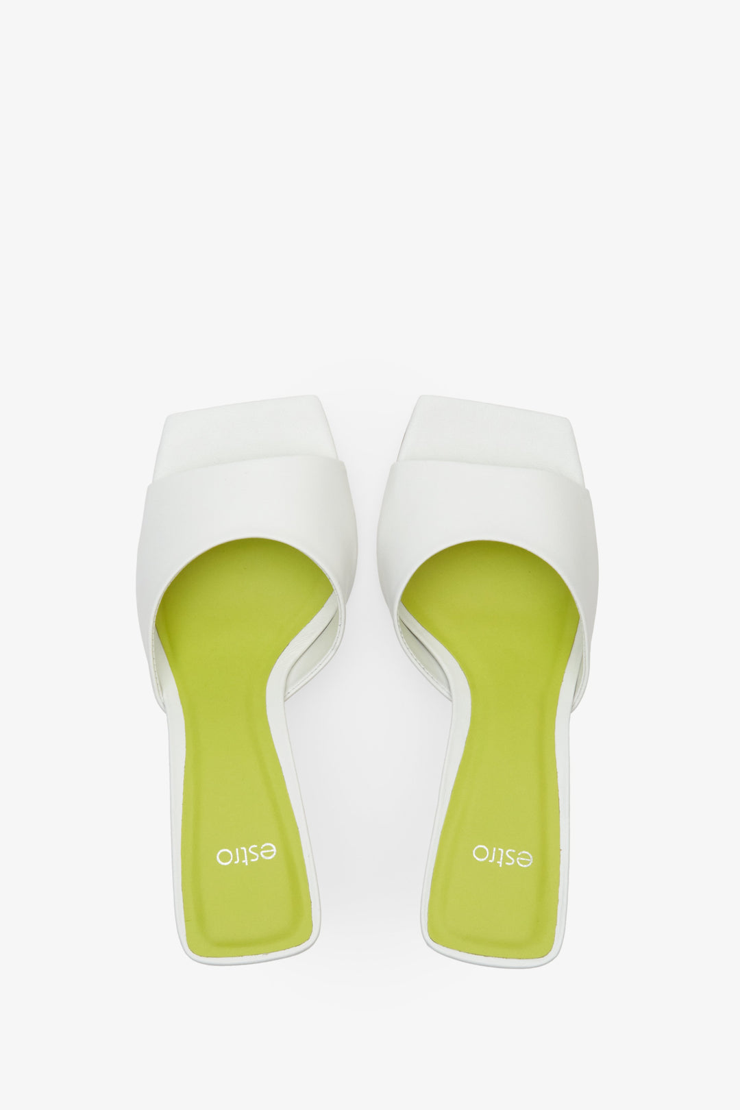 Damskie, skórzane klapki na słupku z kwadratowym czubkiem marki Estro - prezentacja modelu w kolorze białym z góry.