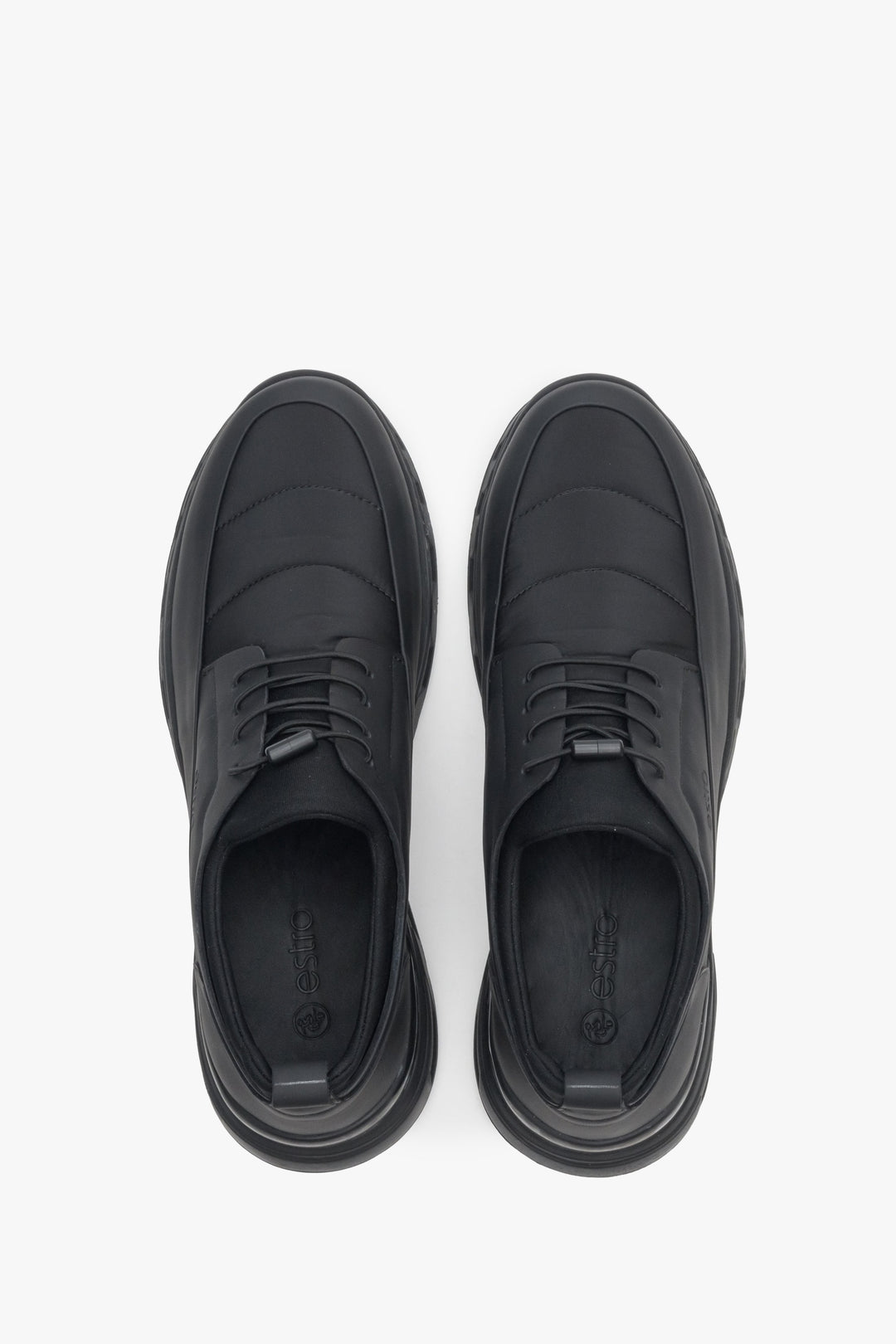 Wygodne, elastyczne sneakersy męskie Estro w kolorze czarnym - prezentacja modelu z góry.