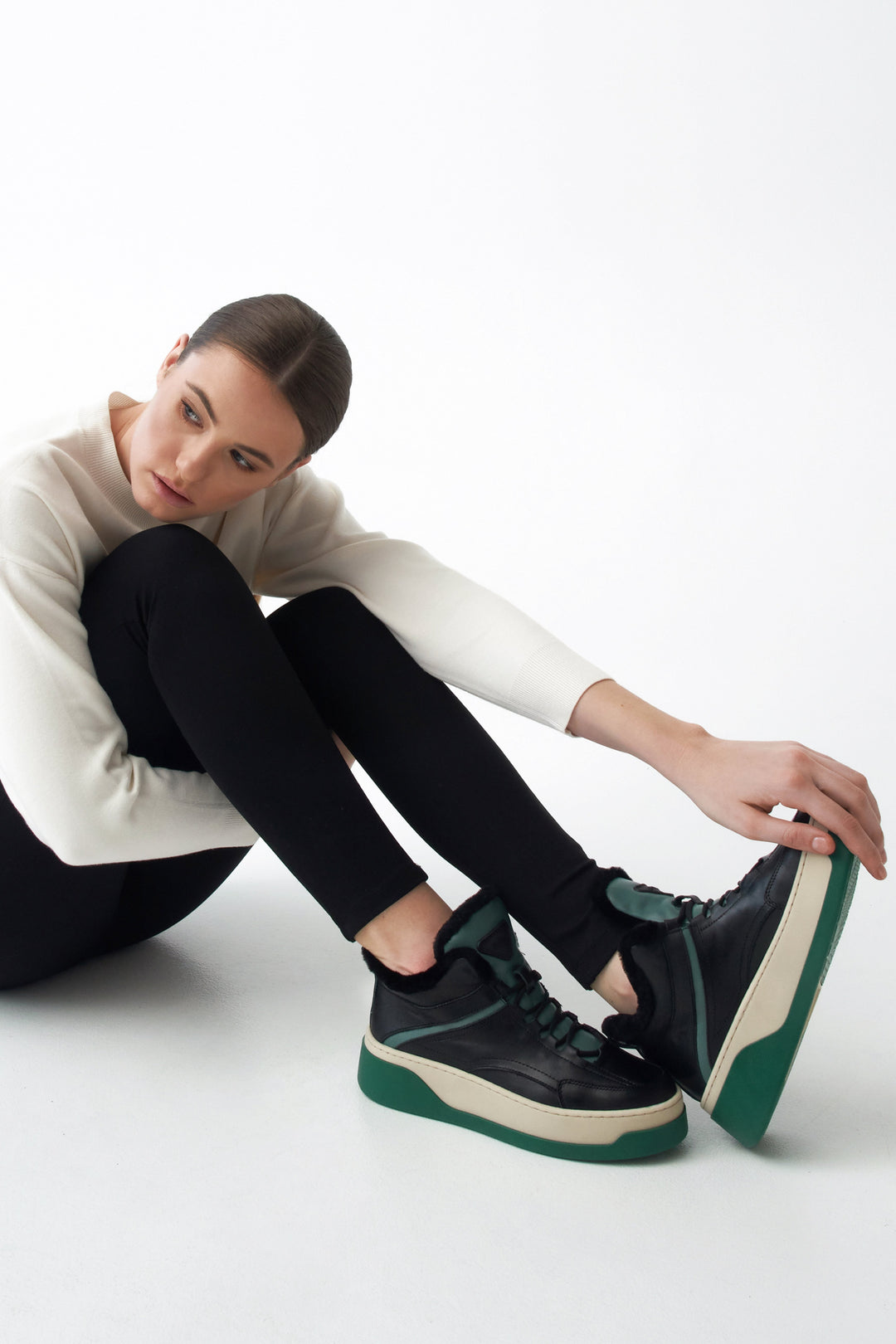 Wysokie sneakersy zimowe z futerkiem z zielonymi elementami Estro.