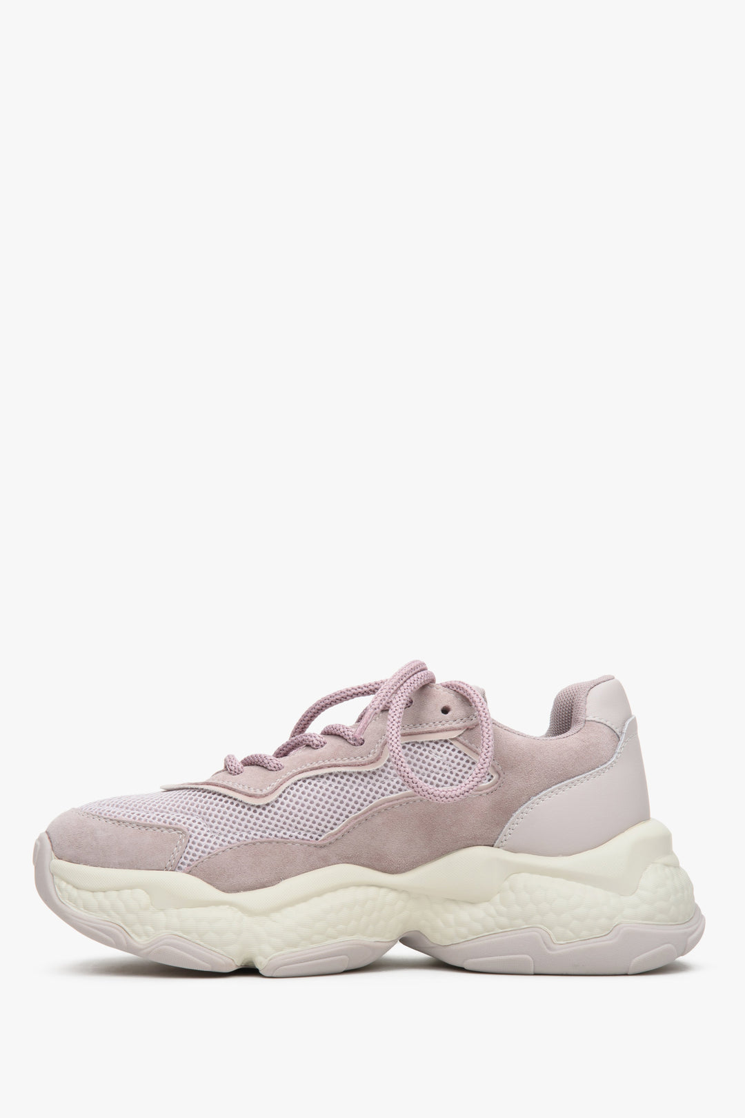 Zamszowo-tekstylne sneakersy damskie w kolorze jasnofioletowym ze sznurowaniem  na grubej podeszwie - profil buta.