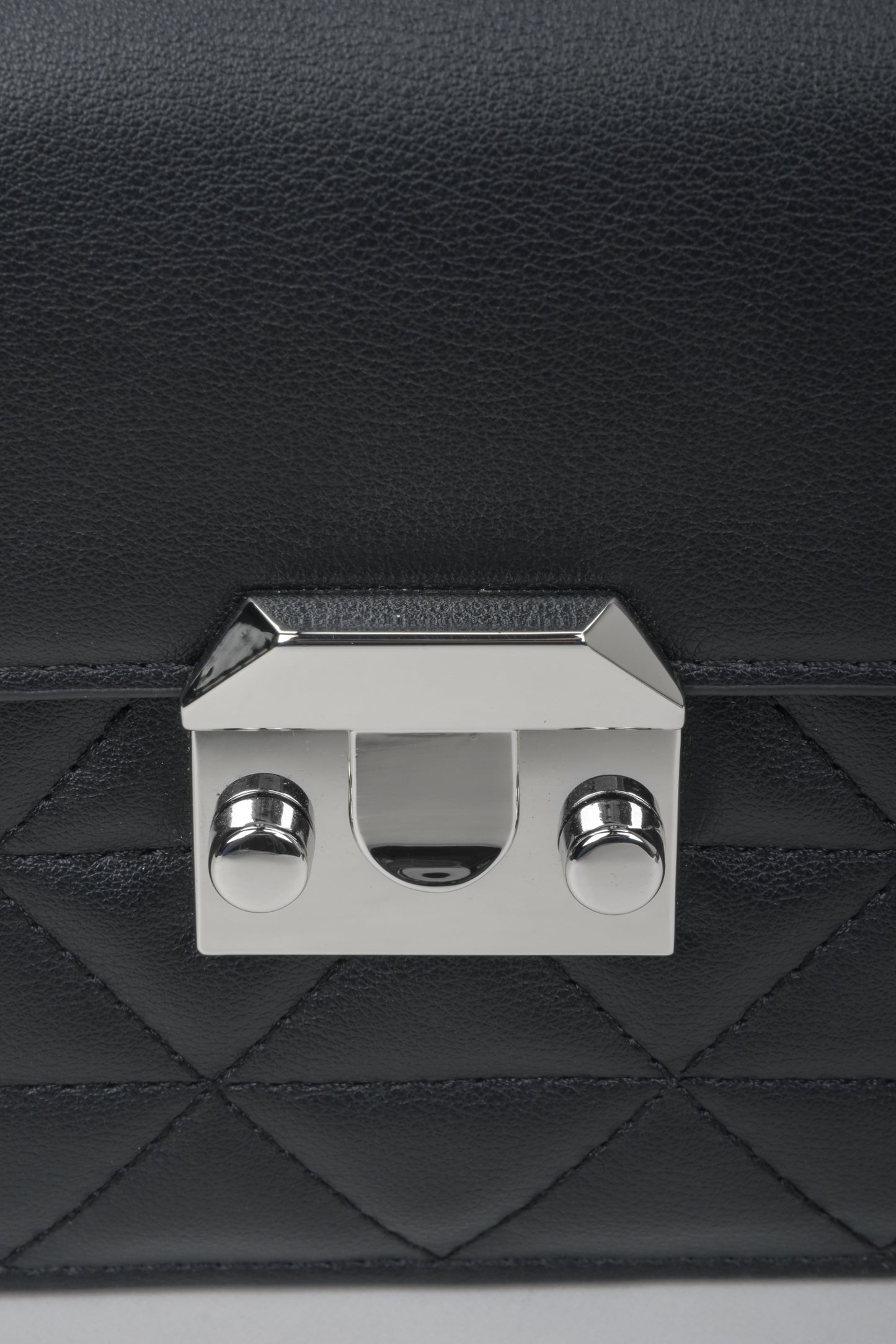 Czarna torebka damska na ramię ze skóry naturalnej - zbliżenie na detale.